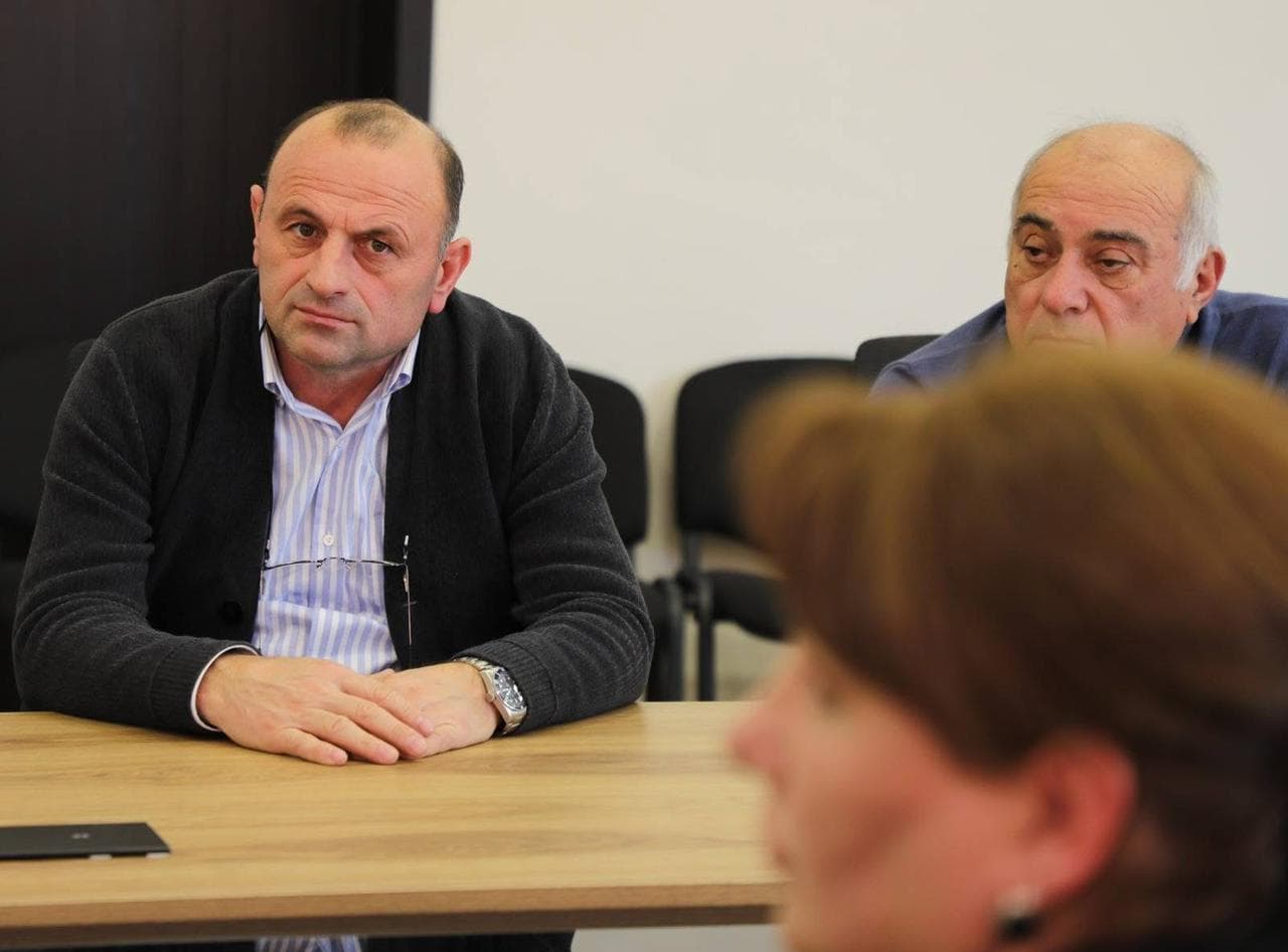 <p style="text-align: justify">თეთრიწყაროს მუნიციპალიტეტის მერი მიხეილ აფციაური &nbsp;ა(ა)ი „თეთრიწყაროს სკოლამდელი აღზრდა-განათლების და სოციალურად დაუცველთა დახმარების ცენტრის“ წარმომადგენლებს შეხვდა.</p><p style="text-align: justify">შეხვედრაზე ცენტრის დირექტორმა, ფიქრია მეშველიანმა ადმინისტრაციის წევრებთან ერთად, სოფელ წინწყაროსა და სოფელ სამღერეთის საბავშვო ბაღების ავტორიზაციის მინიჭების შესახებ პრეზენტაცია წარადგინა.</p><p style="text-align: justify">როგორც ფიქრია მეშველიანმა აღნიშნა, ქვემო ქართლში თეთრიწყაროს მუნიციპალიტეტი არის პირველი, რომელსაც აქვს ორი სკოლამდელი აღზრდისა და განათლების დაწესებულება, რომლებმაც წარმატებით გაიარეს ავტორიზაცია.</p><p style="text-align: justify">შეხვედრას ასევე ესწრებოდნენ თეთრიწყაროს მუნიციპალიტეტის მერისა და საკრებულოს თავმჯდომარის მოადგილეები ლევან ხმალაძე, რამაზ გულბანი, ლია ზურებიანი, ვალერიან სუხიტაშვილი და ანზორ ღორჯომელაძე.</p>