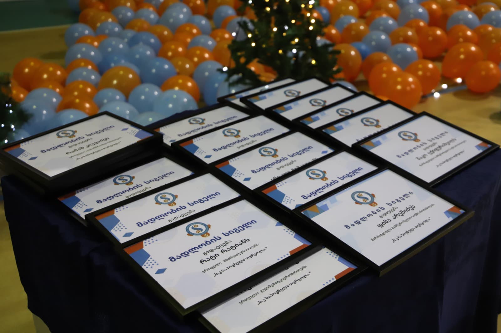 <p style="text-align: justify">თერჯოლის მუნიციპალიტეტის მერი მანუჩარ რობაქიძე, საკრებულოს თავმჯდომარე სოსო ჩაფიჩაძესთან და მოადგილე მირზა ქოჩიაშვილთან ერთად საფეხბურთო კლუბ "საპოვნელას" 2025 წლის შემაჯამებელ ღონისძიებას დაესწრო.</p><p style="text-align: justify">საპოვნელას შემაჯამებელ ღონისძიებაზე წარმატებული სპორტსმენები, საპატიო სტუმრები, ფეხბურთის მწვრთნელები და ის ადამიანები დააჯილდოვეს, ვინც თერჯოლაში ფეხბურთის განვითარების საქმეში წვლილი შეიტანა, პრეზენტაციის სახით წარმოდგენილი იყო მიმდინარე წელს საპოვნელას სხვადასხვა ასაკობრივი კატეგორიის აღსაზრდელთა წარმატებები.</p><p style="text-align: justify">ღონისძიებას, რომელსაც მუნიციპალიტეტის სპორტის სასახლემ უმასპინძლა, ადგილობრივი თვითმმართველობის, იმერეთის ფეხბურთის ფედერაციის და ადგილობრივი რესურსცენტრის წარმომადგენლები დაესწრნენ.</p>