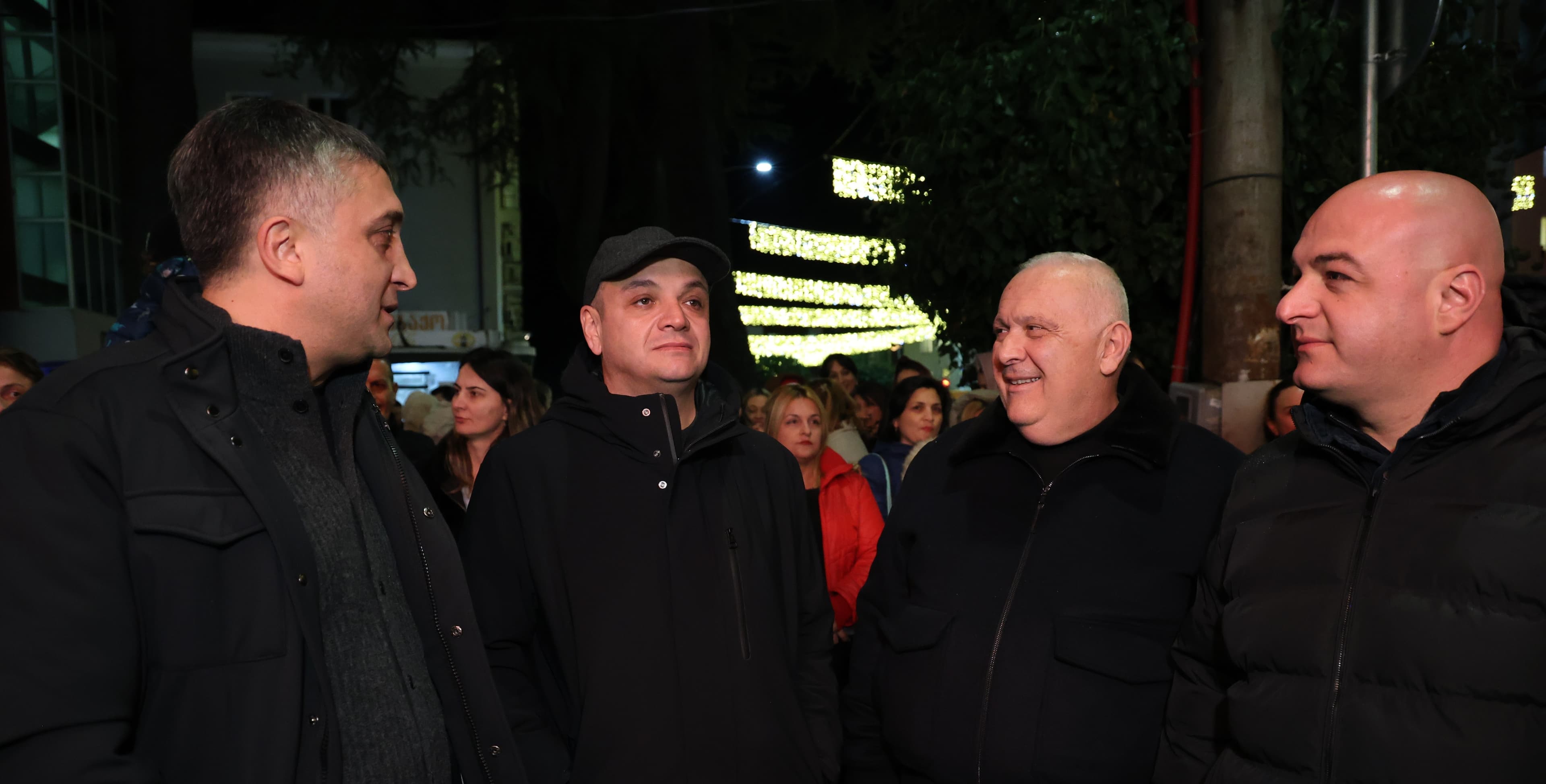 <p style="text-align: justify">ზუგდიდის მთავარი ნაძვის ხე საზეიმოდ აინთო. ქალაქის ცენტრალურ გამზირზე, მთავარი ნაძვის ხის ანთების ღონისძიებაში ზუგდიდის ანსამბლებმა და შემოქმედებითმა ჯგუფებმა მიიღეს მონაწილეობა.</p><p style="text-align: justify">ღონისძიებას სამეგრელო-ზემო სვანეთის სახელმწიფო რწმუნებული დავით ვერავა, ზუგდიდის მერი დავით კოდუა, პარლამენტის წევრი, ზუგდიდის დელეგატი ედიშერ თოლორაია და თვითმმართველობის წარმომადგენლები დაესწრნენ.</p><p style="text-align: justify">„მიმდინარე წელი თითოეული ჩვენგანისთვის განსხვავებული გამოწვევების წელი იყო, მაგრამ ზუგდიდმა კიდევ ერთხელ დაამტკიცა, რომ ერთიანობით, ურთიერთდახმარებით და სიყვარულით შეუძლია გამარჯვება და წინსვლა. მადლობა თითოეულ მოქალაქეს, ვინც თავისი წვლილი შეიტანა ჩვენი ქალაქის განვითარებაში - მადლობა ჩემს ზუგდიდელებს შრომისა და გულწრფელი დამოკიდებულებისთვის.</p><p style="text-align: justify">გილოცავთ დამდეგ შობა ახალ წელს - მინდა, ეს წელი იყოს მშვიდობის, ჯანმრთელობის, წარმატების და ბედნიერების წელი თითოეული ოჯახისთვის. წარმატებები, მშვიდობა და მეტი განვითარება ჩვენს ქალაქს“ - განაცხადა ზუგდიდის მერმა დავით კოდუამ.</p><p style="text-align: justify">საზეიმო ღონისძიებაში მოსწავლე ახალგაზრდობის სასახლის მუსიკალურ-თეატრალური სტუდია "რიბი რაბო,“ სტუდია ,,რეტრო,“ სახელოვნებო სკოლების გაერთიანების საგუნდო-სამუსიკო სკოლის აკადემიური გუნდი, ხელოვნებისა და კულტურის განვითარების ცენტრის ბენდი "ბოლო ოთახი” და კვარტეტი "აკორდი” მონაწილეობდა.&nbsp;</p><p style="text-align: justify">ზუგდიდში შემდეგი საახალწლო კონცერტი 31 დეკემბერს, ახალი წლის ღამეს კულტურის სამინისტროსა და „შემოქმედებითი საქართველოს“ მხარდაჭერით გაიმართება, სადაც ზუგდიდელების წინაშე ნუცა ბუზალაძე წარდგება.</p>