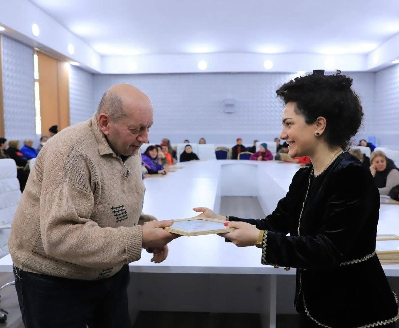 <p style="text-align: justify">დასუფთავების სამსახურის თანამშრომლების შრომა ხშირად შეუმჩნეველია, თუმცა მისი მნიშვნელობა ფასდაუდებელია, - ამის შესახებ სოციალურ ქსელში ზესტაფონის მერი ვახტანგ ღამბაშიძე წერს.</p><p style="text-align: justify">"მადლიერება და პატივისცემა გამოვხატეთ იმ ადამიანების მიმართ, რომლებიც მაშინ იღვიძებენ, როცა მთელ ქალაქს სძინავს.</p><p style="text-align: justify">დასუფთავების სამსახურის თანამშრომლების შრომა ხშირად შეუმჩნეველია, თუმცა მისი მნიშვნელობა ფასდაუდებელია.</p><p style="text-align: justify">მადლობას გიხდით ქალაქის სისუფთავისა და წესრიგის შენარჩუნებაში შეტანილი განსაკუთრებული წვლილისთვის,<br>კეთილსინდისიერი შრომისა და ყოველდღიური თავდადებისთვის, რომლითაც ჩვენი ქალაქი თითოეული მოქალაქისთვის უფრო სუფთა, ლამაზი და კომფორტული ხდება.</p><p style="text-align: justify">თქვენი დაუღალავი შრომა ქმნის სუფთა, მოწესრიგებულ და სასიამოვნო გარემოს როგორც ქალაქის მცხოვრებლებისთვის, ისე სტუმრებისთვის.</p><p style="text-align: justify">გისურვებთ ჯანმრთელობასა და წარმატებებს", - წერს ღამბაშიძე.</p>