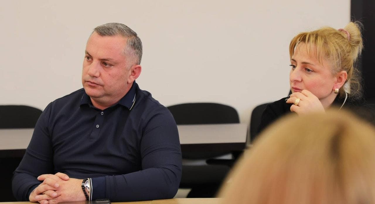 <p style="text-align: justify">თეთრიწყაროს მუნიციპალიტეტის მერი მიხეილ აფციაური &nbsp;ა(ა)ი „თეთრიწყაროს სკოლამდელი აღზრდა-განათლების და სოციალურად დაუცველთა დახმარების ცენტრის“ წარმომადგენლებს შეხვდა.</p><p style="text-align: justify">შეხვედრაზე ცენტრის დირექტორმა, ფიქრია მეშველიანმა ადმინისტრაციის წევრებთან ერთად, სოფელ წინწყაროსა და სოფელ სამღერეთის საბავშვო ბაღების ავტორიზაციის მინიჭების შესახებ პრეზენტაცია წარადგინა.</p><p style="text-align: justify">როგორც ფიქრია მეშველიანმა აღნიშნა, ქვემო ქართლში თეთრიწყაროს მუნიციპალიტეტი არის პირველი, რომელსაც აქვს ორი სკოლამდელი აღზრდისა და განათლების დაწესებულება, რომლებმაც წარმატებით გაიარეს ავტორიზაცია.</p><p style="text-align: justify">შეხვედრას ასევე ესწრებოდნენ თეთრიწყაროს მუნიციპალიტეტის მერისა და საკრებულოს თავმჯდომარის მოადგილეები ლევან ხმალაძე, რამაზ გულბანი, ლია ზურებიანი, ვალერიან სუხიტაშვილი და ანზორ ღორჯომელაძე.</p>