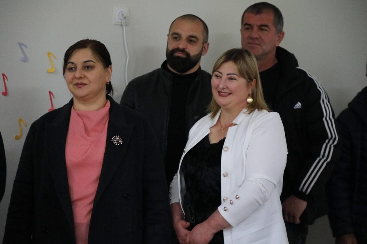 <p style="text-align: justify">თეთრიწყაროს მუნიციპალიტეტის მერმა მიხეილ აფციაურმა საბავშვო ბაღის აღსაზრდელებს დამდეგი შობა-ახალი წელი მიულოცა და საჩუქრები გადასცა.</p><p style="text-align: justify">ააიპ თეთრიწყაროს სკოლამდელი აღზრდა განათლებისა და სოციალურად დაუცველთა დახმარების ცენტრის თექვსმეტივე საბავშვო ბაღში საახალწლო ღონისძიებები გაიმართა.</p><p style="text-align: justify">ღონისძიებებს ასევე მუნიციპალიტეტის მერისა და საკრებულოს თავმჯდომარის პირველი მოადგილეები, ლევან ხმალაძე, ვალერიან სუხიტაშვილი, ცენტრის დირექტორი ფიქრია მეშველიანი, ცენტრის თანამშრომლები და ადგილობრივი თვითმმართველობის წარმომადგენლები ესწრებოდნენ.</p>