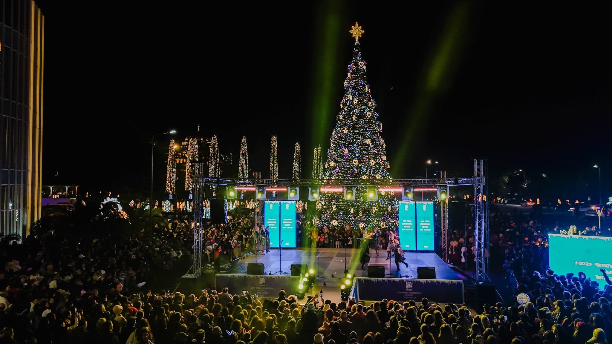 <p style="text-align: justify">ფოთის ცენტრალურ მოედანზე, ქალაქის მთავარი ნაძვის ხე საზეიმოდ აინთო.</p><p style="text-align: justify">ილუმინაციებით განათდა ქალაქის ქუჩებიც.</p><p style="text-align: justify">&nbsp;</p>