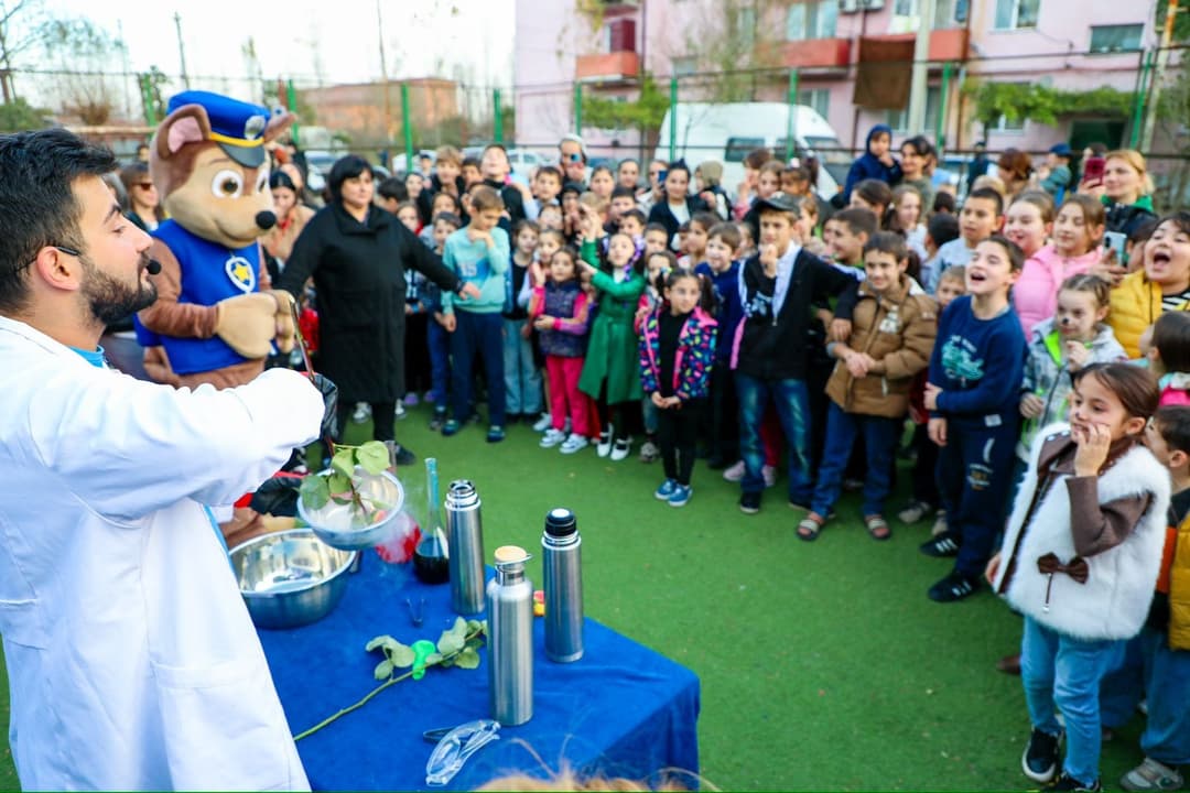 ბესიკ კუსიდი სენაკის მუნიციპალიტეტში აფხაზეთიდან დროებით დევნილი ბავშვებისთვის გამართულ ღონისძიებას დაესწრო