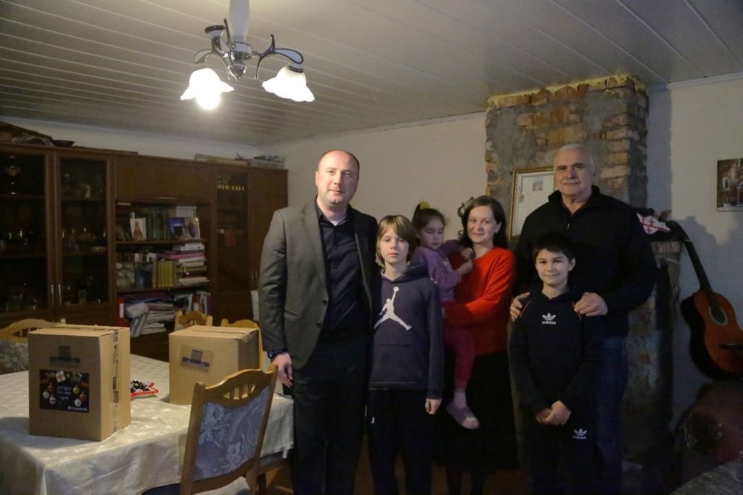 გიორგი ძაძამიამ ზუგდიდში მცხოვრებ აფხაზეთიდან დროებით დევნილ ოჯახებს საახალწლო ნობათი გადასცა