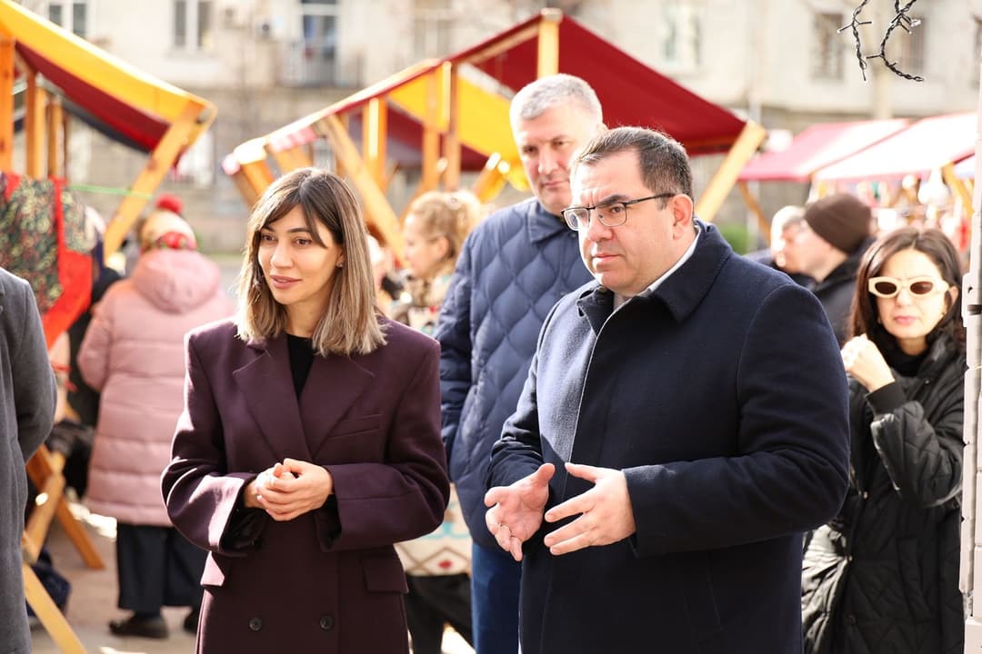 თენგიზ ნასარიძემ აფხაზეთიდან დევნილი მეწარმეების პროდუქციის გამოფენა-გაყიდვა - „აფხაზეთის საშობაო სოფელი“ დაათვალიერა