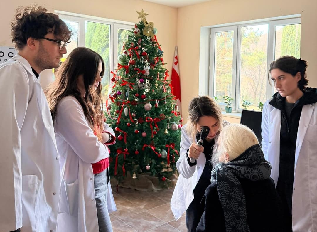 "ევროპის უნივერსიტეტის" სტუდენტები და პროფესორები წმინდა გიორგი მთაწმინდელის დედათა მონასტერთან არსებულ სარეაბილიტაციო ცენტრში იმყოფებოდნენ