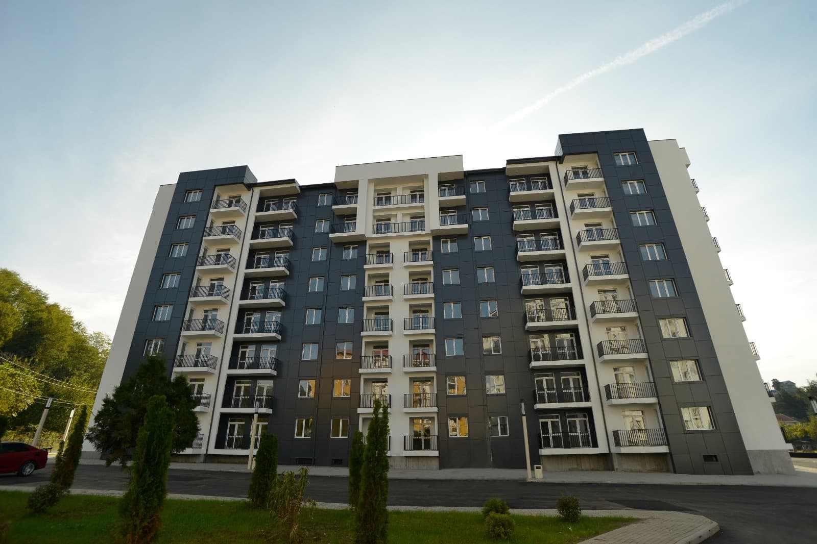 amazashvili and Khelvachauri Mayor Zaza Diasamidze symbolically handed over the keys to a new apartment to a member of the Bolkvadze family, one of the beneficiary households