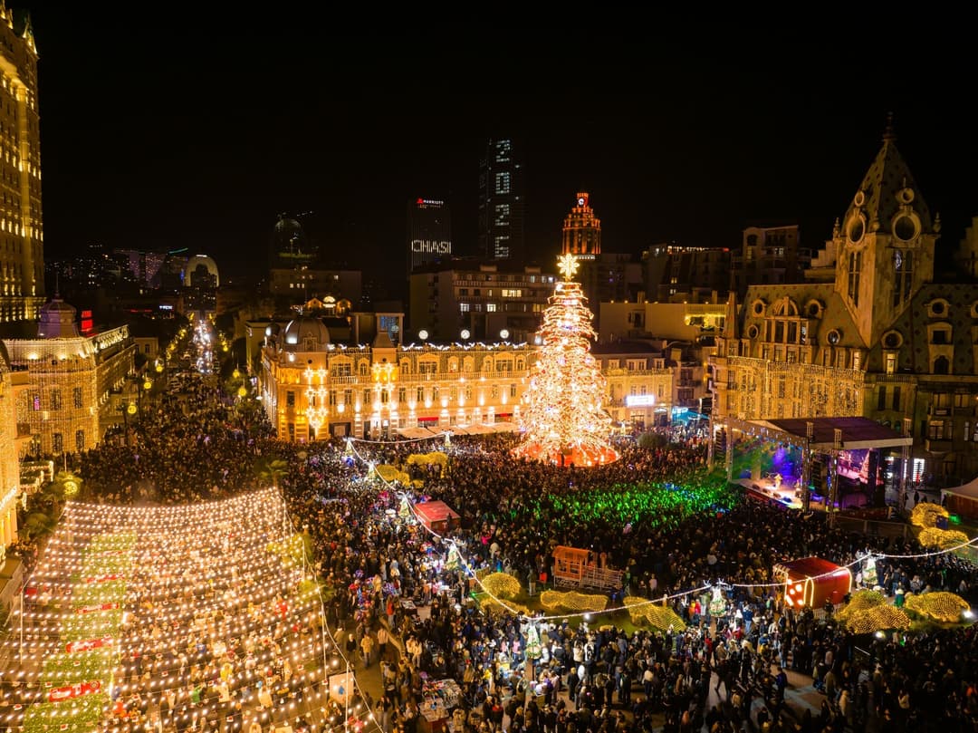 ბათუმში ქალაქის მთავარი ნაძვის ხე საზეიმოდ აინთო