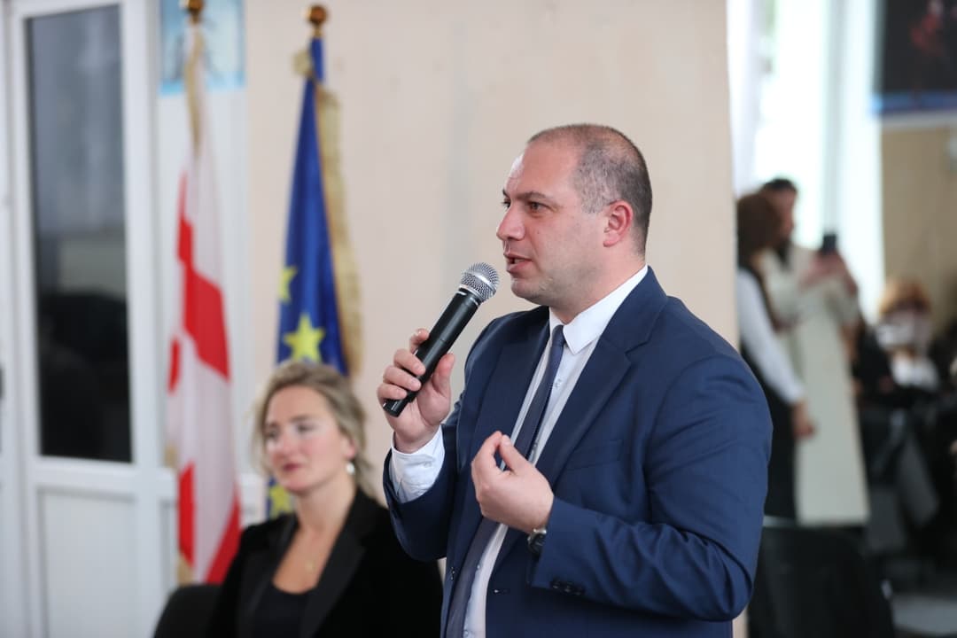 გივი მიქანაძემ ჩუღურეთის რაიონის სასკოლო საზოგადოებასთან ზოგადი განათლების სისტემის რეფორმის კონცეფცია განიხილა