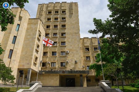 პირადი ცხოვრების საიდუმლოს უკანონო მოპოვების და გამოყენების, ასევე 16 წლის ასაკს მიუღწევლის მიმართ ჩადენილი გარყვნილი ქმედების ფაქტებზე ერთი პირი დააკავეს