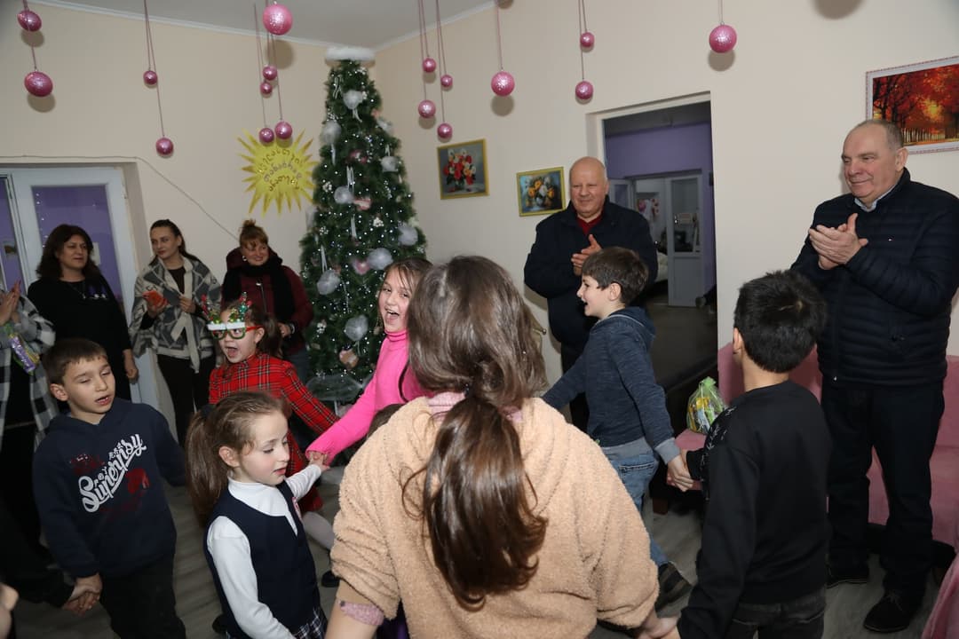 წყალტუბოს ინკლუზიური ცენტრისა და სარეაბილიტაციო დღის ცენტრ "ჩვენი სახლის" აღსაზრდელებს დამდეგი შობა-ახალი წელი მიულოცეს