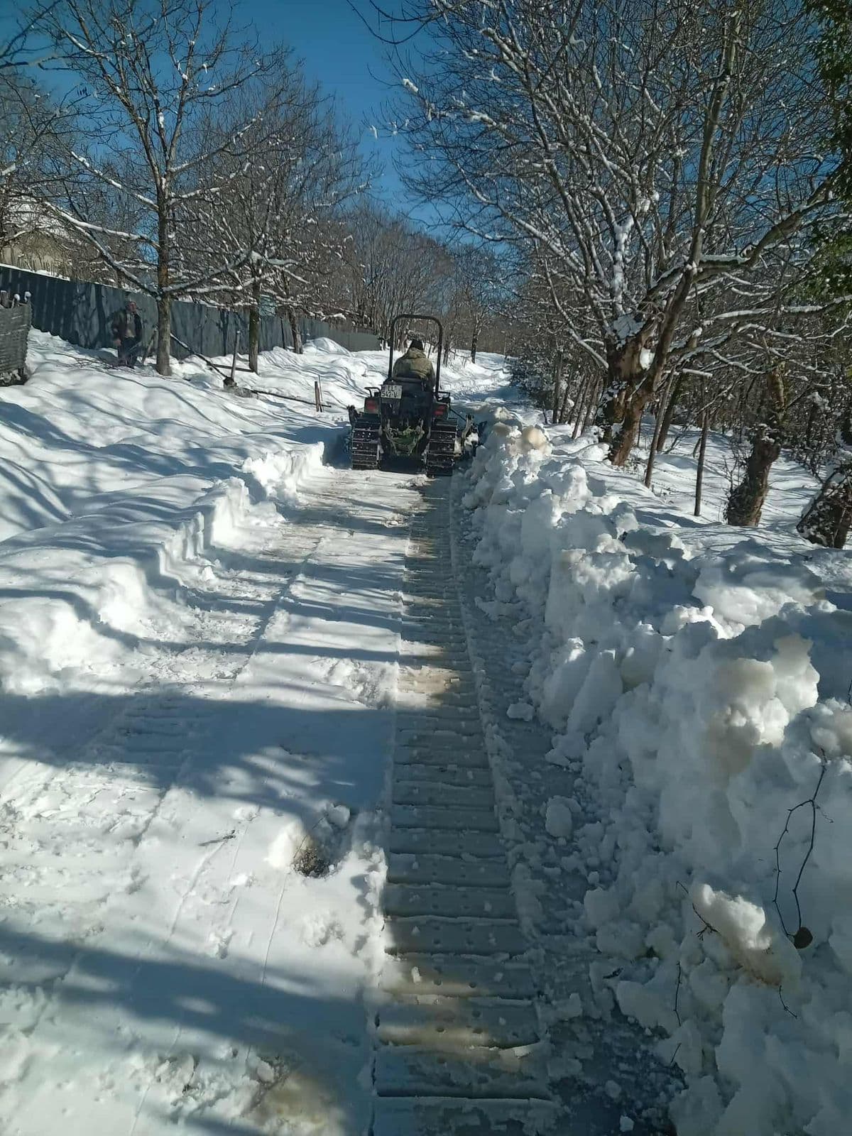 <p style="text-align: justify">თერჯოლაში დიდთოვლობის გამო მუნიციპალიტეტის შესაბამისი სამსახურები საგანგებო რეჟიმში აგრძელებენ მუშაობას.&nbsp;</p><p style="text-align: justify">რთული მეტეოროლოგიური პირობებიდან გამომდინარე, მუნიციპალიტეტის მერის ხელმძღვანელობით, 24-საათიან უწყვეტ რეჟიმში ხორციელდება გზების გაწმენდითი სამუშაოები.&nbsp;</p><p style="text-align: justify">ამ ეტაპზე ქალაქისა და სოფლების ცენტრალური საავტომობილო გზების გაწმენდა თითქმის დასრულებულია.</p><p style="text-align: justify">ამ ეტაპზე ელექტროენერგიის, ბუნებრივი აირის და წყლის მიწოდება &nbsp;მუნიციპალიტეტის თითქმის ყველა სოფელს აღუდგა. სოფელ სეფარეთსა და ალისუბანში ელექტრომომარაგების &nbsp;აღსადგენად, სამუშაოები ამ წუთებშიც მიმდინარეობს და უახლოეს საათებში დასრულდება.</p><p style="text-align: justify">“სამუშაოები საგანგებო რეჟიმში &nbsp;გრძელდება. პრობლემის სრულ აღმოფხვრამდე ჩვენი ბრიგადები, ადგილობრივ მოსახლეობასთან 24-საათიან კოორდინაციაში არიან, მაქსიმალურად &nbsp;ვცდილობთ, დიდთოვლობის შედეგად ყველა &nbsp;შექმნილი გამოწვევა გადაიჭრას &nbsp;და &nbsp;მოქალაქეებს ყველა &nbsp;საჭიროება დროულად მიეწოდოს. მინდა მადლობა გადავუხადო ყველას, ვინც ამ დროის განმავლობაში თავდაუზოგავად მუშაობდა შექმნილი ვითარების გადასაჭრელად", - განაცხადა მანუჩარ რობაქიძემ.</p>