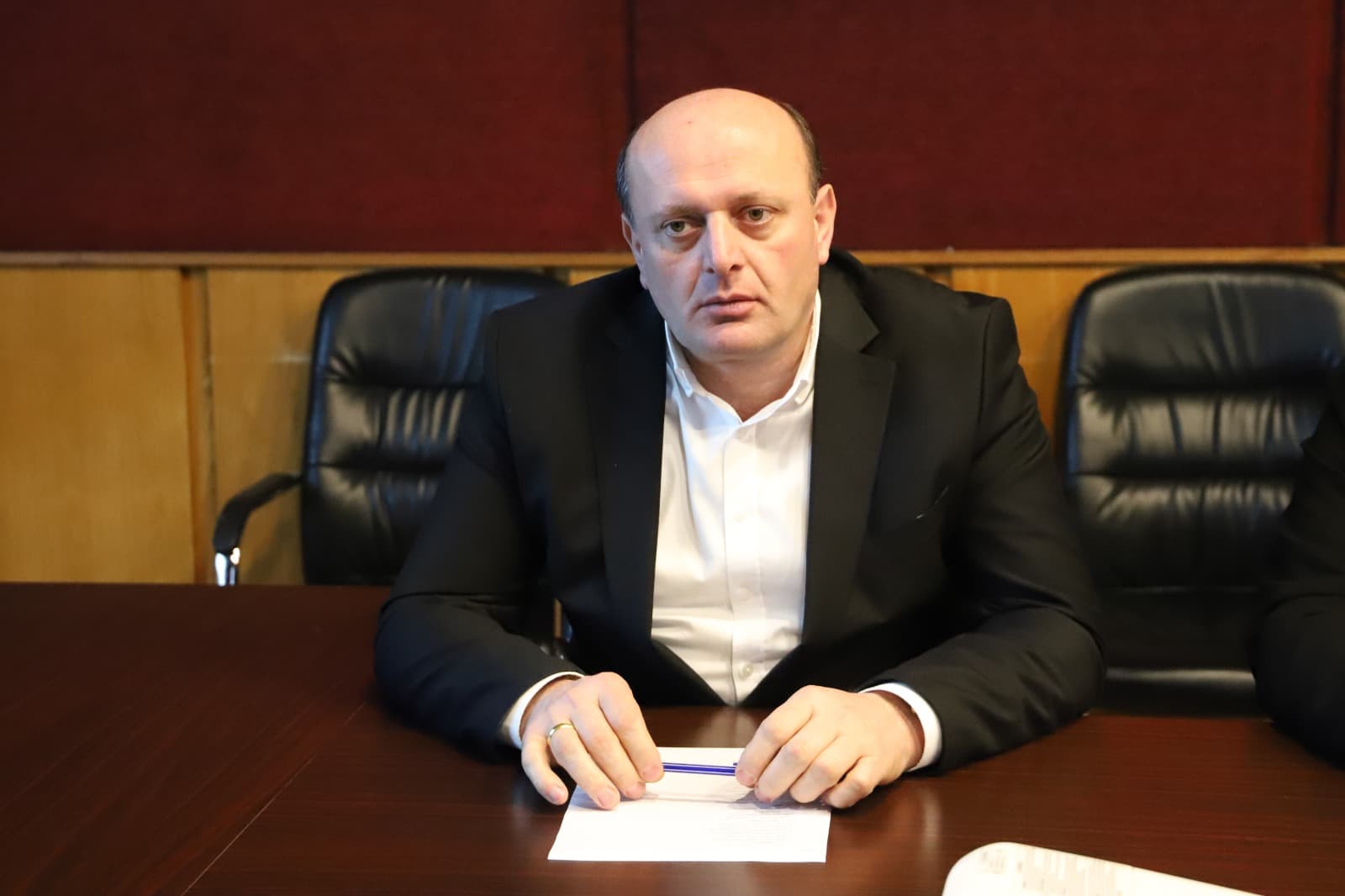 <p style="text-align: justify">თერჯოლის მუნიციპალიტეტის მერის ხელმძღვანელობით, მერიის საკონფერენციო დარბაზში, სახლდაზიანების სოციალური პროგრამის პრეზენტაცია გაიმართა.</p><p style="text-align: justify">მანუჩარ რობაქიძის თქმით, მიმდინარე წელს მუნიციპალიტეტში მცხოვრები სოციალურად დაუცველი ოჯახებისთვის 6 სახლი აშენდება.</p><p style="text-align: justify">კომისიამ პროგრამის ბენეფიციარები კონკრეტული კრიტერიუმების საფუძველზე შეარჩია. მშენებლობა ადგილობრივი ბიუჯეტიდან დაფინანსდება.</p><p style="text-align: justify">სახლდაზიანების სოციალური პროგრამა თერჯოლის მუნიციპალიტეტში 2019 წლიდან მოქმედებს და ახალი საცხოვრებლით უკვე სოციალურად დაუცველი 49 ოჯახი დაკმაყოფილდა.</p>