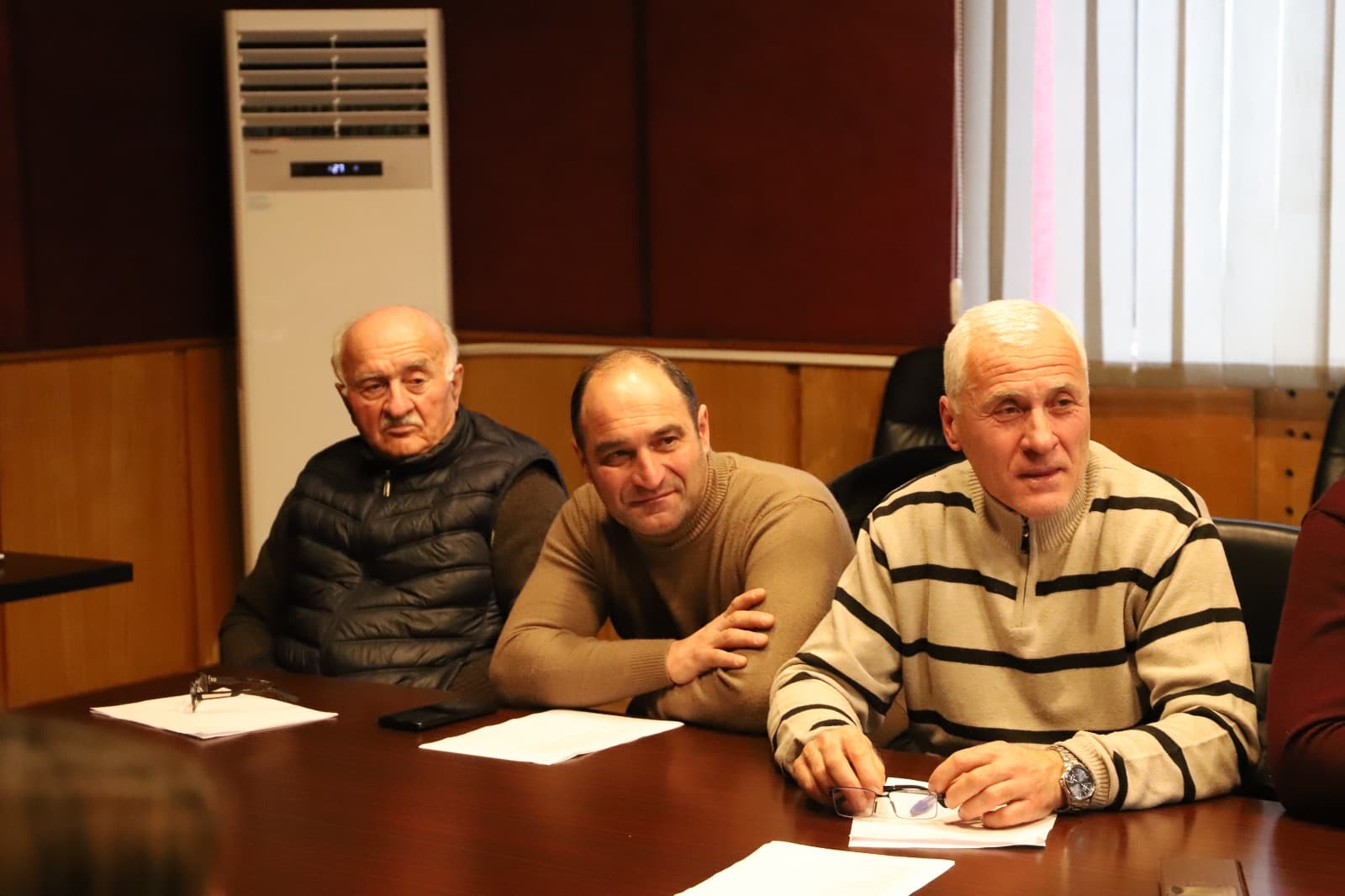 <p style="text-align: justify">თერჯოლის მუნიციპალიტეტის მერის ხელმძღვანელობით, მერიის საკონფერენციო დარბაზში, სახლდაზიანების სოციალური პროგრამის პრეზენტაცია გაიმართა.</p><p style="text-align: justify">მანუჩარ რობაქიძის თქმით, მიმდინარე წელს მუნიციპალიტეტში მცხოვრები სოციალურად დაუცველი ოჯახებისთვის 6 სახლი აშენდება.</p><p style="text-align: justify">კომისიამ პროგრამის ბენეფიციარები კონკრეტული კრიტერიუმების საფუძველზე შეარჩია. მშენებლობა ადგილობრივი ბიუჯეტიდან დაფინანსდება.</p><p style="text-align: justify">სახლდაზიანების სოციალური პროგრამა თერჯოლის მუნიციპალიტეტში 2019 წლიდან მოქმედებს და ახალი საცხოვრებლით უკვე სოციალურად დაუცველი 49 ოჯახი დაკმაყოფილდა.</p>