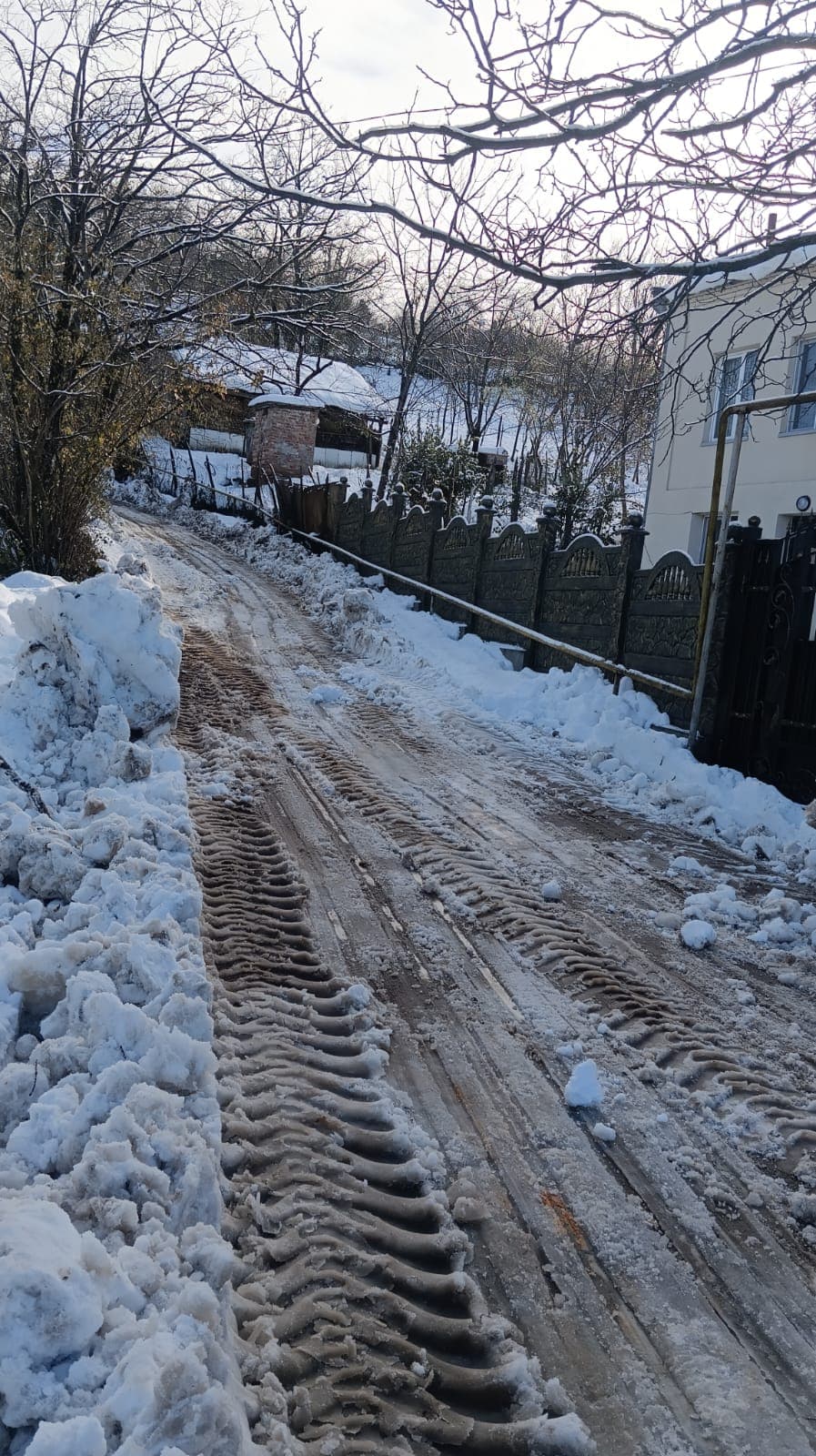 <p style="text-align: justify">თერჯოლაში დიდთოვლობის გამო მუნიციპალიტეტის შესაბამისი სამსახურები საგანგებო რეჟიმში აგრძელებენ მუშაობას.&nbsp;</p><p style="text-align: justify">რთული მეტეოროლოგიური პირობებიდან გამომდინარე, მუნიციპალიტეტის მერის ხელმძღვანელობით, 24-საათიან უწყვეტ რეჟიმში ხორციელდება გზების გაწმენდითი სამუშაოები.&nbsp;</p><p style="text-align: justify">ამ ეტაპზე ქალაქისა და სოფლების ცენტრალური საავტომობილო გზების გაწმენდა თითქმის დასრულებულია.</p><p style="text-align: justify">ამ ეტაპზე ელექტროენერგიის, ბუნებრივი აირის და წყლის მიწოდება &nbsp;მუნიციპალიტეტის თითქმის ყველა სოფელს აღუდგა. სოფელ სეფარეთსა და ალისუბანში ელექტრომომარაგების &nbsp;აღსადგენად, სამუშაოები ამ წუთებშიც მიმდინარეობს და უახლოეს საათებში დასრულდება.</p><p style="text-align: justify">“სამუშაოები საგანგებო რეჟიმში &nbsp;გრძელდება. პრობლემის სრულ აღმოფხვრამდე ჩვენი ბრიგადები, ადგილობრივ მოსახლეობასთან 24-საათიან კოორდინაციაში არიან, მაქსიმალურად &nbsp;ვცდილობთ, დიდთოვლობის შედეგად ყველა &nbsp;შექმნილი გამოწვევა გადაიჭრას &nbsp;და &nbsp;მოქალაქეებს ყველა &nbsp;საჭიროება დროულად მიეწოდოს. მინდა მადლობა გადავუხადო ყველას, ვინც ამ დროის განმავლობაში თავდაუზოგავად მუშაობდა შექმნილი ვითარების გადასაჭრელად", - განაცხადა მანუჩარ რობაქიძემ.</p>