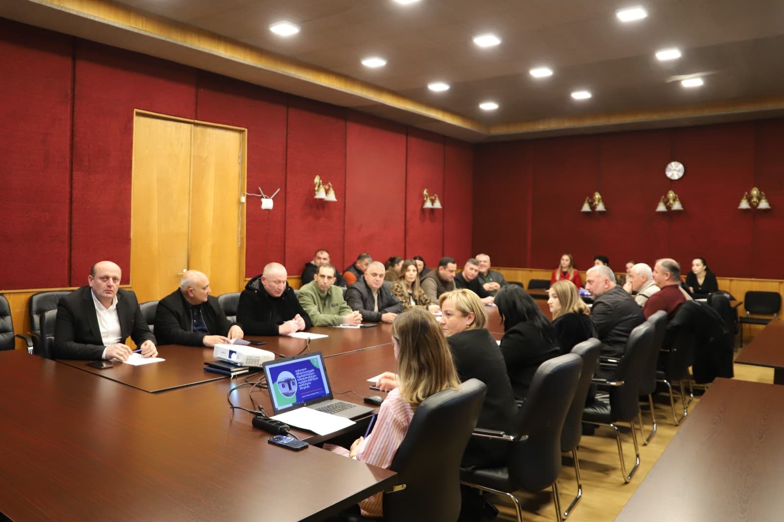 <p style="text-align: justify">თერჯოლის მუნიციპალიტეტის მერის ხელმძღვანელობით, მერიის საკონფერენციო დარბაზში, სახლდაზიანების სოციალური პროგრამის პრეზენტაცია გაიმართა.</p><p style="text-align: justify">მანუჩარ რობაქიძის თქმით, მიმდინარე წელს მუნიციპალიტეტში მცხოვრები სოციალურად დაუცველი ოჯახებისთვის 6 სახლი აშენდება.</p><p style="text-align: justify">კომისიამ პროგრამის ბენეფიციარები კონკრეტული კრიტერიუმების საფუძველზე შეარჩია. მშენებლობა ადგილობრივი ბიუჯეტიდან დაფინანსდება.</p><p style="text-align: justify">სახლდაზიანების სოციალური პროგრამა თერჯოლის მუნიციპალიტეტში 2019 წლიდან მოქმედებს და ახალი საცხოვრებლით უკვე სოციალურად დაუცველი 49 ოჯახი დაკმაყოფილდა.</p>