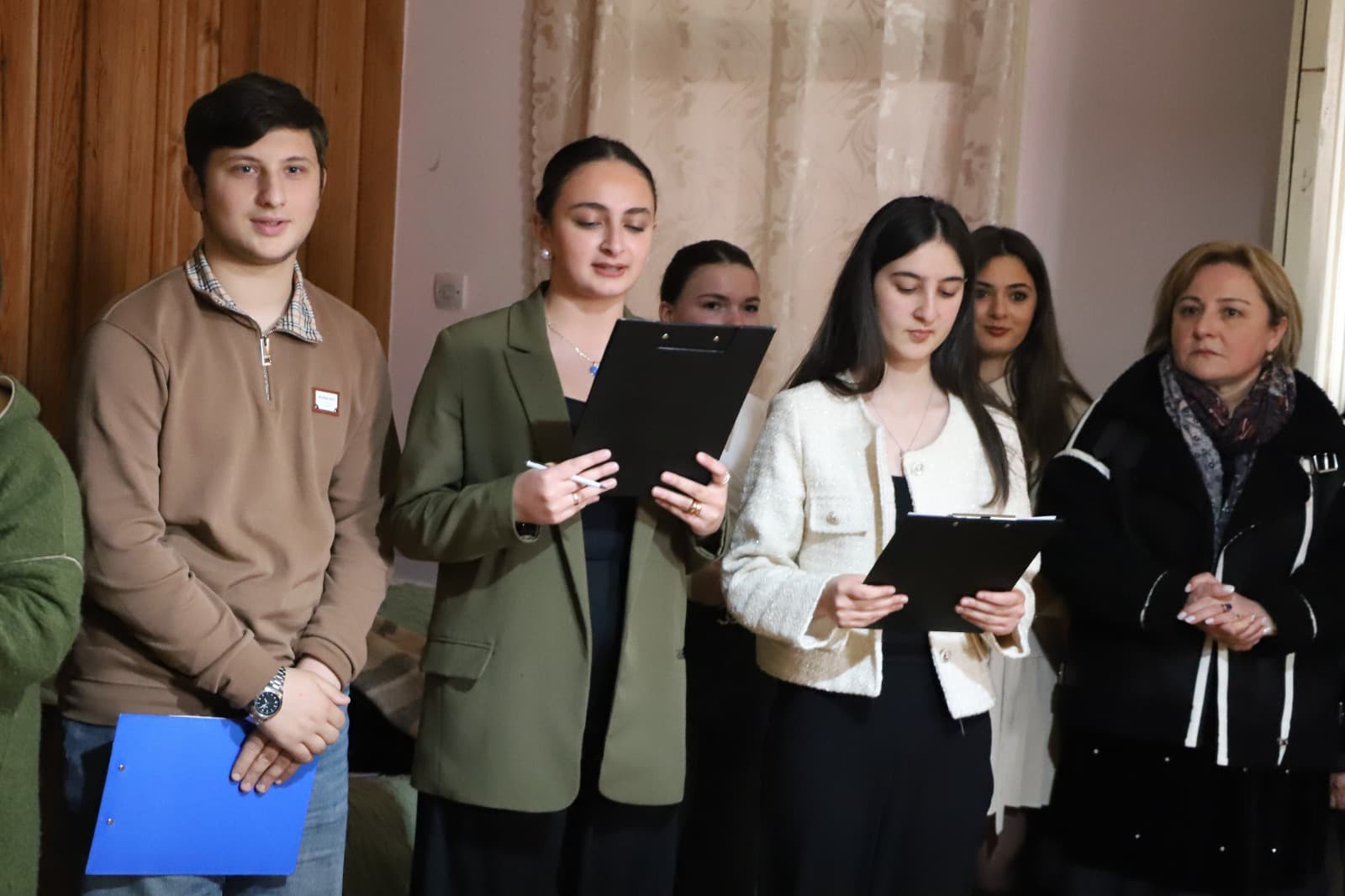 <p style="text-align: justify">თერჯოლის &nbsp;მუნიციპალიტეტის მერი მანუჩარ რობაქიძე, საკრებულოს თავმჯდომარე სოსო ჩაფიჩაძესთან ერთად, შობა-ახალი წლის დღესასწაულებთან დაკავშირებით სიმონეთის მოხუცთა პანსიონატს ეწვია, სადაც ბენეფიციარებს შობა-ახალი წელი მიულოცა და სასაჩუქრე ნობათები გადასცა.</p><p style="text-align: justify">ბენეფიციარებს თერჯოლის მოსწავლე ახალგაზრდობის მუნიციპალური ცენტრის აღსაზრდელებმა, ასევე ანსამბლმა "იამემ“ და ანსამბლმა "მასპინძელომ“ მუსიკალური ნომრებიც წარუდგინეს.</p><p style="text-align: justify">მანუჩარ რობაქიძემ აღნიშნა, რომ მუნიციპალიტეტისთვის მსგავსი ტიპის სოციალური მხარდაჭერის აქციები ერთ-ერთ მნიშვნელოვან პრიორიტეტს წარმოადგენს, ადგილობრივი ხელისუფლება მომავალშიც გააგრძელებს ზრუნვას ხანდაზმული და მზრუნველობა მოკლებული მოქალაქეების კეთილდღეობაზე.</p><p style="text-align: justify">ღონისძიებას მერიის ჯანდაცვისა და სოციალური სამსახურის უფროსი დიანა ფოცხვერაშვილი, განათლების, კულტურის, სპორტის და ახალგაზრდულ საქმეთა სამსახურის უფროსი მაკა ასათიანი, სოფელ ქვ. სიმონეთის მაჟორიტარი დეპუტატი გიორგი ბრეგვაძე, მერის წარმომადგენელი გია ხუჯაძე და აიპების წარმომადგენლები დაესწრნენ.</p>