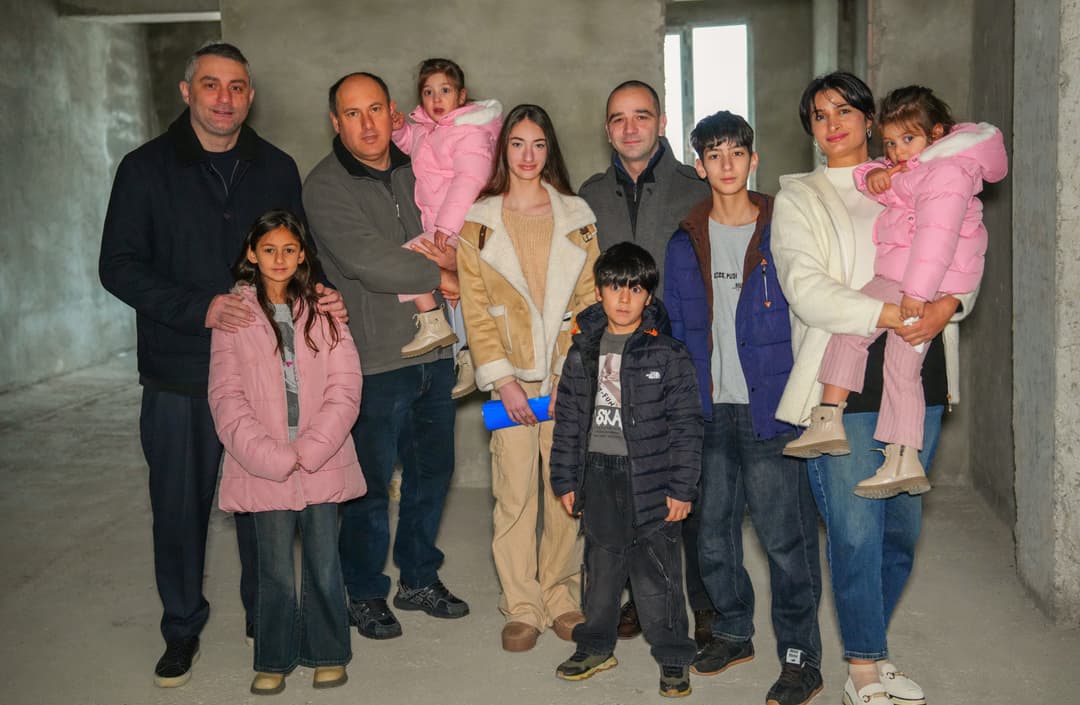 ბათუმის მერია - ბათუმში მცხოვრებ მრავალშვილიან ოჯახებს საცხოვრებელი ბინები გადაეცათ