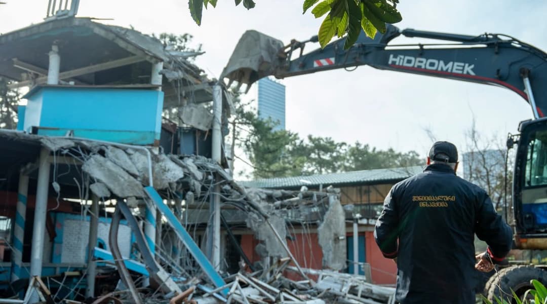 ბათუმის მუნიციპალური ინსპექცია ბულვარში უსახური და უნებართვო ობიექტების დემონტაჟს განაგრძობს