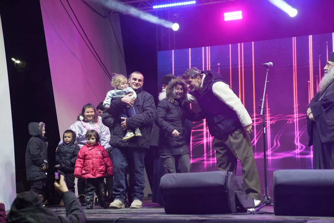 კახა კალაძემ სამტრედიაში მცხოვრებ თევზაძეების ცხრასულიან ოჯახს საჩუქრად სახლი გადასცა