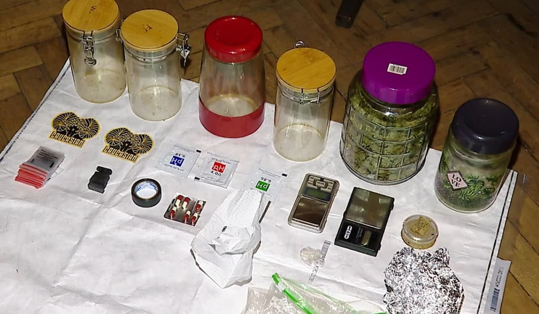 პოლიციამ განსაკუთრებით დიდი ოდენობით სხვადასხვა სახის ნარკოტიკი ამოიღო, დაკავებულია ორი პირი