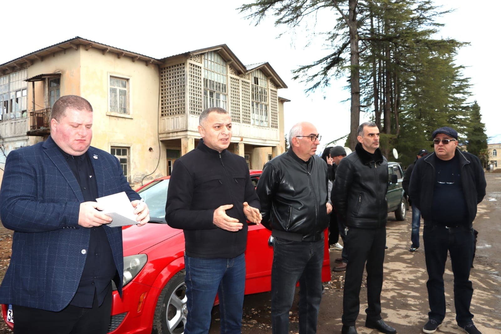 <p style="text-align: justify">წალენჯიხის მუნიციპალიტეტში "სოფლის მხარდაჭერის პროგრამით" დასაფინანსებელი პროექტების შერჩევის მიზნით დასახლებების საერთო კრებები და მოსახლეობასთან კონსულტაციები დაიწყო.</p><p style="text-align: justify">დღეს შეხვედრები ზღვაიას, ქვედა მაზანდარას, ზედა მაზანდარას, ლუღერა-სამცაცხვისა და ხვითერი საკალანდიოს ტერიტორიაზე გაიმართა.</p><p style="text-align: justify">შეხვედრებს წალენჯიხის მუნიციპალიტეტის მერი გუბა საჯაია, მერის პირველი მოადგილე ბესიკ ფარცვანია, საკრებულოს თავმჯდომარე ცოტნე შონია, საკრებულოს წევრები და სხვა შესაბამისი სამსახურების წარმომადგენლები ესწრებოდნენ.</p><p style="text-align: justify">2026 წელს მუნიციპალიტეტში, "სოფლის მხარდაჭერის პროგრამის“ ფარგლებში, საქართველოს რეგიონებში განსახორციელებელი პროექტების ფონდიდან 644 &nbsp;000 ლარი დაიხარჯება.</p><p style="text-align: justify">მოსახლეობამ ხმათა უმრავლესობით შემდეგი სახის პრიორიტეტები დაასახელა:</p><p style="text-align: justify">ზღვაიას დასახლებაში საკანალიზაციო სისტემების მოწყობა, დასასვენებელი სკვერის კეთილმოწყობა და საცხოვრებელი ბინის ფასადის რეაბილიტაცია.</p><p style="text-align: justify">ზედა-მაზანდარა: გაგარინის ქუჩაზე (სასაფლაოსთან &nbsp;მისასვლელი გზის) მოხრეშვა-მოშანდაკება, გარე-განათებების და სანიაღვრე არხების &nbsp;მოწყობა. გაგარინის პირველ შესახვევში (საარახამიოს უბანში) გზის მოხრეშვა სანიაღვრე არხის მოწყობით.</p><p style="text-align: justify">ქვედა-მაზანდარა: ბადრი შანავას ქუჩაზე გარე-განათებების მოწყობა სასაფლაოს მიმართულებით და ამავე ტერიტორიაზე საპირფარეშოს მოწყობა.</p><p style="text-align: justify">ლუღერა-სამცაცხვი: ფეხბურთის მოედანზე &nbsp;საფარის მოწყობა და წისქვილის რეაბილიტაცია.</p><p style="text-align: justify">ხვითერი-საკალანდიო: სკოლის მიმდებარე ტერიტორიაზე პარკინგის მოწყობა სააბულაძოს უბანში კი სანიაღვრე არხების მოწყობა.</p><p style="text-align: justify">საკონსულტაციო შეხვედრები 13 თებერვლიდან &nbsp;27 თებერვლის ჩათვლით მუნიციპალიტეტის ყველა ადმინისტრაციულ ერთეულში გაიმართება, შერჩეული პროექტები კი დასამტკიცებლად საკრებულოს წარედგინება.</p>