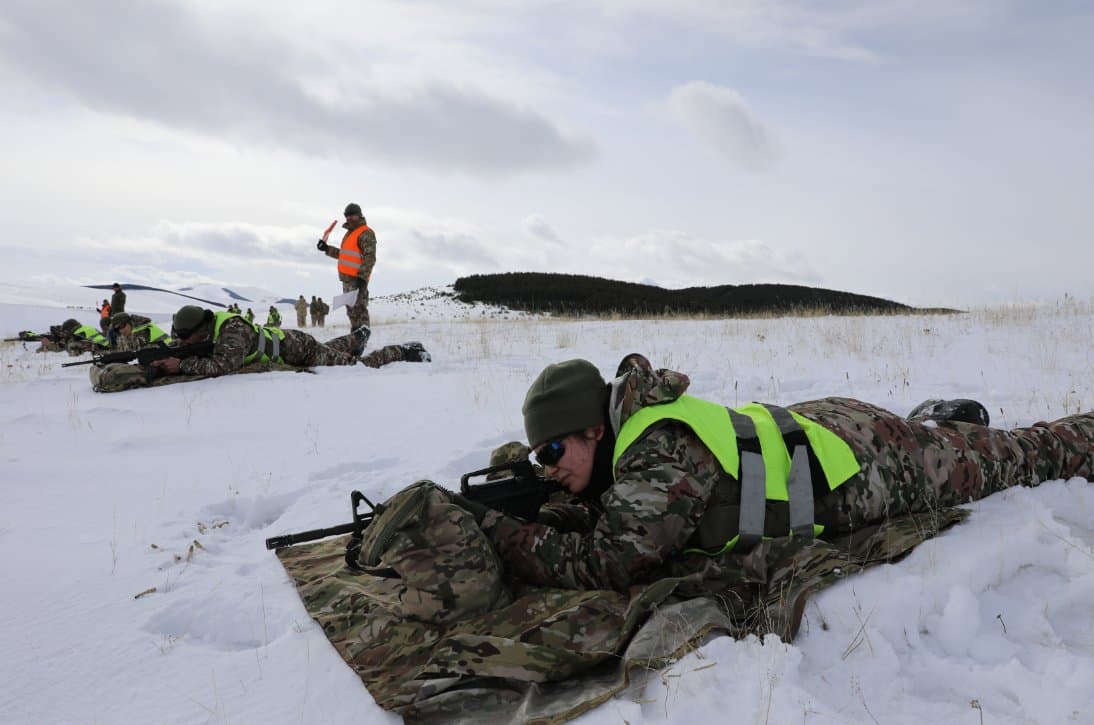 <p style="text-align: justify">სამხედრო მომზადების პრაქტიკული კომპონენტის ფარგლებში, დავით აღმაშენებლის სახელობის საქართველოს ეროვნული თავდაცვის აკადემიის საკანდიდატო კურსის მსმენელებმა და ბაკალავრიატის სასწავლო ბატალიონის მეოთხე კურსის იუნკერებმა ზამთრის ტაქტიკური სწავლება რთულ მეტეოროლოგიურ პირობებში სამცხე-ჯავახეთში, ახალქალაქის მიმდებარე ტერიტორიაზე გაიარეს.</p><p style="text-align: justify">სწავლება მოიცავდა ქვეითი ათეულის/ოცეულის ზომის ქვედანაყოფების ტაქტიკურ მოქმედებებს ზამთრის მკაცრ კლიმატურ პირობებში. მონაწილეებმა მაღალმთიან, რთული რელიეფის პირობებში შეისწავლეს თვითგადარჩენის პრაქტიკული ხერხები, თოვლის საფარით თავშესაფრების მოწყობა და გადაადგილების ტექნიკა, ასევე დახვეწეს ცეცხლსასროლი იარაღიდან სროლის უნარები მაღალმთიან რელიეფზე.</p><p style="text-align: justify">"ზამთრის საველე სწავლებები მნიშვნელოვანია მომავალი მეთაურების პროფესიული მომზადებისთვის, რათა მათ ეფექტურად დაგეგმონ და განახორციელონ საბრძოლო ამოცანები მაღალმთიან ზონაში, ექსტრემალურ კლიმატურ პირობებში", - აცხადებენ თავდაცვის აკადემიაში.</p>