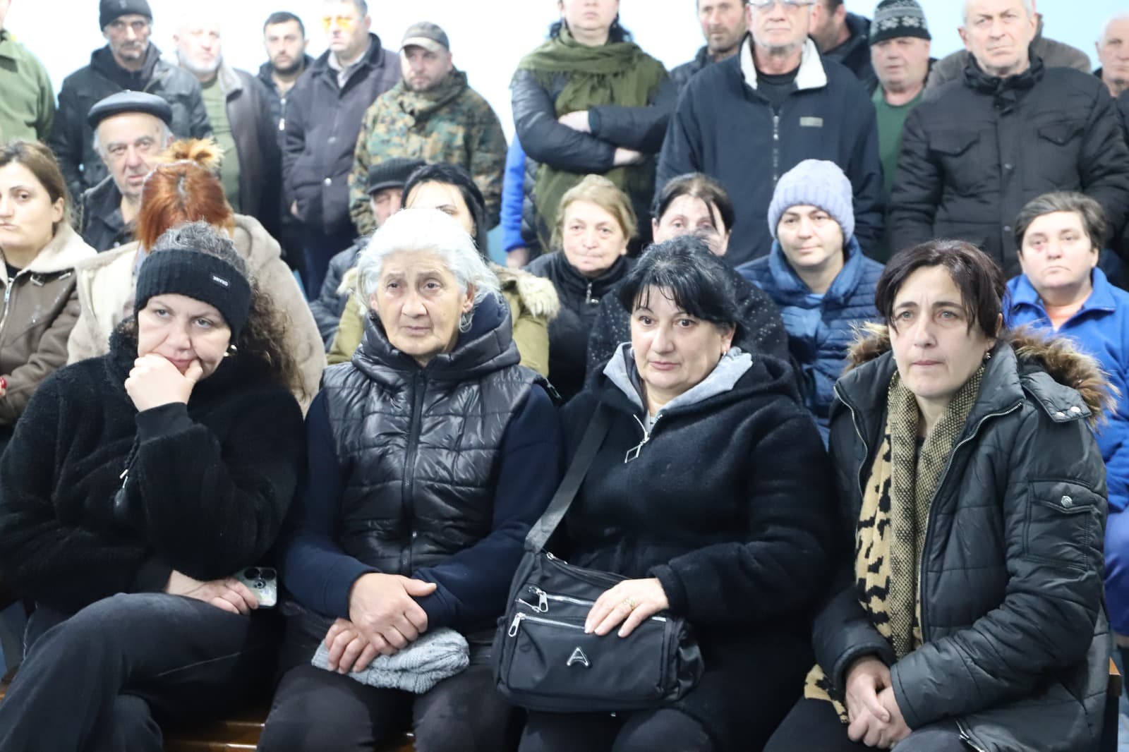 <p style="text-align: justify">თერჯოლაში "სოფლის მხარდაჭერის პროგრამის" ფარგლებში მოსახლეობასთან შეხვედრები დაიწყო.&nbsp;</p><p style="text-align: justify">9 თებერვალს, თერჯოლის მუნიციპალიტეტის მერმა მანუჩარ რობაქიძემ, საკრებულოს თავმჯდომარე სოსო ჩაფიჩაძეს და ადგილობრივი ხელისუფლების წარმომადგენლებთან ერთად შეხვედრა გამართეს გოდოგნის, კვახჭირის, ჭოგნარის, ქვ. სიმონეთის და ნახშირღლეს ადმინისტრაციულ ერთეულში შემავალი სოფლების მოსახლეობასთან.&nbsp;</p><p style="text-align: justify">აღნიშნულ შეხვედრებზე ადგილობრივმა მოსახლეობამ ხელისუფლების წარმომადგენლებს დაუსახელა ის პრიორიტეტული პროექტები, რომელთა განხორციელება მოხდება „სოფლის მხარდაჭერის პროგრამის" ფარგლებში გამოყოფილი 690 000 ლარით.</p>