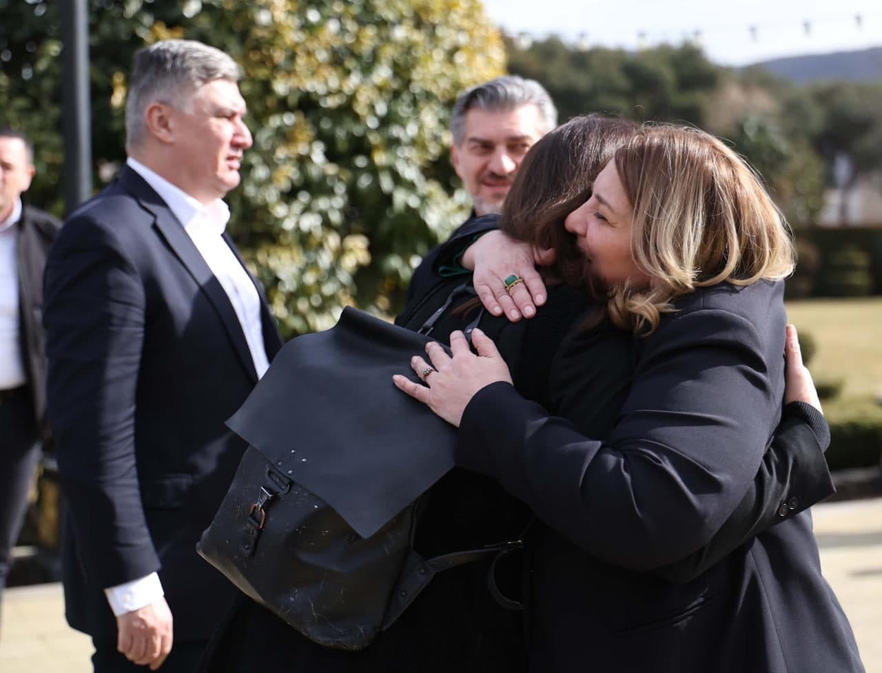 <p style="text-align: justify">ხორვატიის პრეზიდენტის ზორან მილანოვიჩის საქართველოში ვიზიტი დასრულდა.</p><p style="text-align: justify">პრეზიდენტი მიხეილ ყაველაშვილი ზორან მილანოვიჩს და მის მეუღლეს სტუმრობისთვის მადლობას უხდის.</p><p style="text-align: justify">"დღეს დასრულდა ხორვატიის რესპუბლიკის პრეზიდენტის ზორან მილანოვიჩისა და მისი მეუღლის, სანია მუსიჩ მილანოვიჩის ოფიციალური ვიზიტი საქართველოში. მე და ჩემი მეუღლე ბედნიერები ვართ ბატონი ზორანის და ქალბატონი სანიას გაცნობით და იმედს გამოვთქვამთ, რომ კიდევ არაერთხელ შევხვდებით ერთმანეთს და საშუალება გვექნება ხორვატიისა და საქართველოს ურთიერთთანამშრომლობა უმაღლეს დონეზე ავიყვანოთ.</p><p style="text-align: justify">დიდი მადლობა ჩემს კოლეგას და მის მეუღლეს სტუმრობისთვის და ჩვენი ქვეყნის დაფასებისთვის", - წერს ყაველაშვილი.</p>