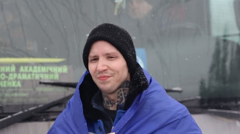 <p style="text-align: justify">უკრაინამ და რუსეთმა დიდი ხნის შემდეგ პირველად გაცვალეს ტყვეები. სამშობლოში 150 უკრაინელი ჯარისკაცი და 7 მშვიდობიანი მოქალაქე დაბრუნდა.</p><p style="text-align: justify">გათავისუფლებულებს შორის არიან დაჭრილი ჯარისკაცები.</p><p style="text-align: justify">ტყვეობიდან გათავისუფლდნენ უკრაინის შეიარაღებული ძალების სამხედრო მოსამსახურეები, მათ შორის საზღვაო ძალების, სახმელეთო ჯარების, საჰაერო-სადესანტო ჯარების, საჰაერო თავდასხმის სარდლობისა და საჰაერო ძალების წარმომადგენლები, ასევე უკრაინის ეროვნული გვარდიისა და სახელმწიფო სასაზღვრო სამსახურის წარმომადგენლები. ჯარისკაცებისა და სერჟანტების გარდა, ოფიცრებიც გაათავისუფლეს.</p><p style="text-align: justify">გათავისუფლებული სამხედრო მოსამსახურეები ქვეყანას ლუგანსკის, დონეცკის, ხარკოვის, ზაპოროჟიეს, ხერსონის, სუმის და კიევის მიმართულებებზე იცავდნენ.</p><p style="text-align: justify">დღეს გათავისუფლებული დამცველების ნახევარზე მეტი ტყვედ მარიუპოლის დაცვის დროს ჩავარდა.</p><p style="text-align: justify">გათავისუფლებული 139 უკრაინელი მოქალაქე 2022 წლიდან რუსეთის ტყვეობაში იმყოფებოდა.</p><p style="text-align: justify">დღევანდელი გაცვლის განსაკუთრებული მხარე არის ის, რომ მან უკანონოდ გასამართლებული უკრაინელები სამშობლოში დააბრუნა.</p><p style="text-align: justify">გათავისუფლებული ყველაზე ახალგაზრდა დამცველი 23 წლისაა. ის 19 წლის ასაკში მარიუპოლის დაცვის დროს ტყვედ ჩავარდა. რუსეთის სასამართლომ მას უკანონოდ "სამუდამოდ პატიმრობა" მიუსაჯა.</p><p style="text-align: justify">გათავისუფლებული ყველაზე ხანდაზმული დამცველი 63 წლისაა.</p><p style="text-align: justify">ბოლო ოთხი თვის განმავლობაში, ფაქტობრივად, ტყვეების გაცვლა არ მომხდარა, სულ მცირე, საჯაროდ. ზელენსკის თქმით, ეს რუსეთის მიერ პროცესის დაბლოკვით იყო გამოწვეული.</p>