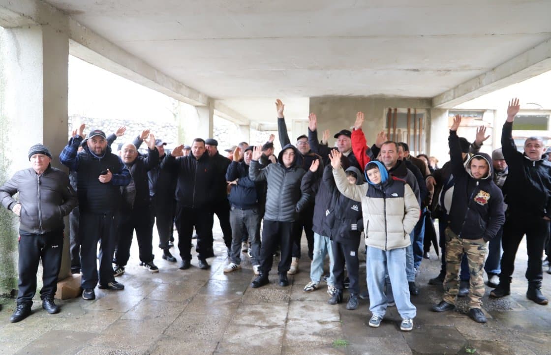 <p style="text-align: justify">თერჯოლაში "სოფლის მხარდაჭერის პროგრამის" ფარგლებში მოსახლეობასთან შეხვედრები გრძელდება.&nbsp;</p><p style="text-align: justify">10 თებერვალს, თერჯოლის მუნიციპალიტეტის მერმა მანუჩარ რობაქიძემ, საკრებულოს თავმჯდომარე სოსო ჩაფიჩაძეს და ადგილობრივი ხელისუფლების წარმომადგენლებთან ერთად შეხვედრა გამართა ბარდუბნის, ზედა სიმონეთის, ახალთერჯოლის, ეწრის და სიქთარვის ადმინისტრაციულ ერთეულში შემავალი სოფლების მოსახლეობასთან.&nbsp;</p><p style="text-align: justify">აღნიშნულ შეხვედრებზე ადგილობრივმა მოსახლეობამ ხელისუფლების წარმომადგენლებს დაუსახელა ის პრიორიტეტული პროექტები, რომელთა განხორციელება მოხდება "სოფლის მხარდაჭერის პროგრამის“ ფარგლებში გამოყოფილი 690 000 ლარით.&nbsp;</p><p style="text-align: justify">მოსახლეობის გადაწყვეტილებით, შეირჩა შემდეგი პრიორიტეტული პროექტები: საუბნო გზების, გარე განათების, სანიაღვრე სისტემის,მინი მოედნების მოწყობა-მოწესრიგება.</p><p style="text-align: justify">მუნიციპალიტეტში სოფლის კრებები და კონსულტაციები 13 თებერვალს &nbsp;დასრულდება.</p>