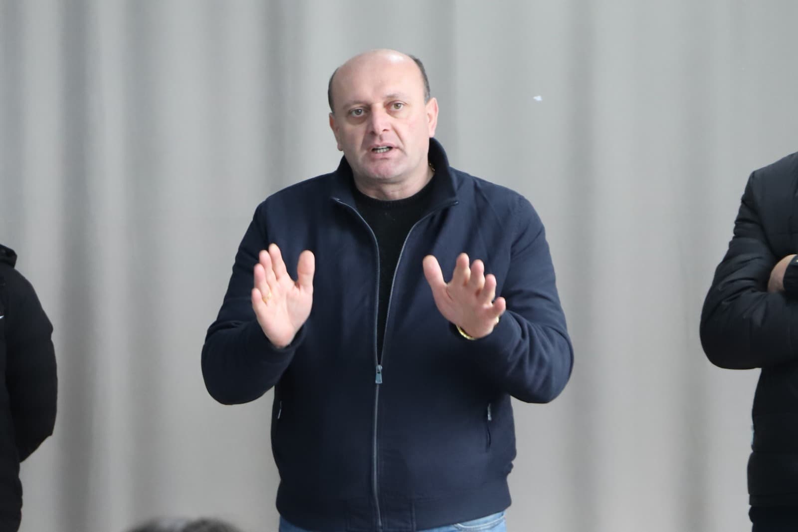 <p style="text-align: justify">თერჯოლის მუნიციპალიტეტში "სოფლის მხარდაჭერის პროგრამის" ფარგლებში მოსახლეობასთან შეხვედრები დასრულდა.&nbsp;</p><p style="text-align: justify">მუნიციპალიტეტის მერმა მანუჩარ რობაქიძემ, საკრებულოს თავმჯდომარემ სოსო ჩაფიჩაძემ სოფელ ძევრის, გოგნის და ჩხარის &nbsp;მოსახლეობასთან დასკვნითი კონსულტაციები გამართეს.</p><p style="text-align: justify">პრესსამსახურის ინფორმაციით, შეხვედრებზე რამდენიმე პრიორიტეტული მიმართულება დასახელდა,მათ შორის შიდა საუბნო გზების რეაბილიტაცია, სანიაღვრე არხების ,გარე განათებების, სველი წერტილების და &nbsp;სკვერის მოწესრიგება.&nbsp;</p><p style="text-align: justify">მოსახლეობასთან შეხვედრებს თერჯოლის მუნიციპალიტეტის მერისა და საკრებულოს თავმჯდომარის მოადგილეები, საკრებულოს მაჟორიტარი წევრები და ადგილობრივი თვითმმართველობის წარმომადგენლები ესწრებოდნენ.</p>