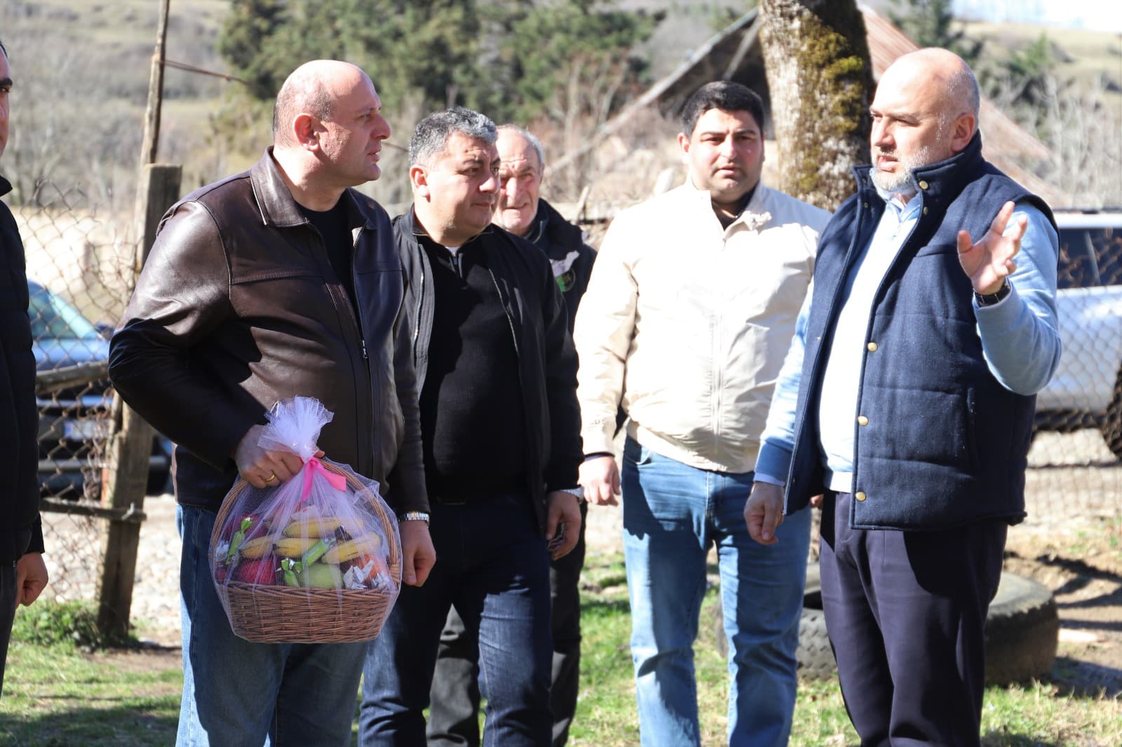 <p style="text-align: justify">თერჯოლაში, სახლდაზიანების პროგრამის ფარგლებში, მუნიციპალიტეტში მცხოვრებ 8 სოციალურად დაუცველ ოჯახს ახალი საცხოვრებელი სახლი გადაეცა.&nbsp;</p><p style="text-align: justify">მუნიციპალიტეტის მერიის ინფორმაციით, ოჯახებს ახალი სახლები მუნიციპალიტეტის მერმა მანუჩარ რობაქიძემ პარლამენტარ ზვიად შალამბერიძესთან და საკრებულოს თავმჯდომარე სოსო ჩაფიჩაძესთან ერთადგადასცა და ახალმოსახლეობა მიულოცა.&nbsp;</p><p style="text-align: justify">2025 წელს სოციალურად დაუცველი ოჯახების დახმარებისა და გაძლიერების მიზნით, აღნიშნული პროგრამის ფარგლებში ადგილობრივი ბიუჯეტიდან 400 000 ლარი იყო გამოყოფილი.</p><p style="text-align: justify">სოციალური პროგრამა, რომელიც თერჯოლის მუნიციპალიტეტში 2019 წლიდან ხორციელდება, ითვალისწინებს ინდივიდუალური სახლების მშენებლობას, ან შეძენას მძიმე საყოფაცხოვრებო პირობების მქონე სოციალურად დაუცველი პირებისთვის, რომელთა სახლები დაზიანების მასშტაბის გამო დემონტაჟს ექვემდებარება.</p><p style="text-align: justify">პროგრამის ამოქმედდებიდან დღემდე ახალი საცხოვრებელი სახლი უკვე 50 ოჯახს გადაეცა.&nbsp;</p><p style="text-align: justify">თერჯოლაში სახლდაზიანების პროგრამა გრძელდება და 2026 წლის ბოლოს, ახალ სახლს კიდევ 6 სოციალურად დაუცველი ოჯახი მიიღებს.</p>