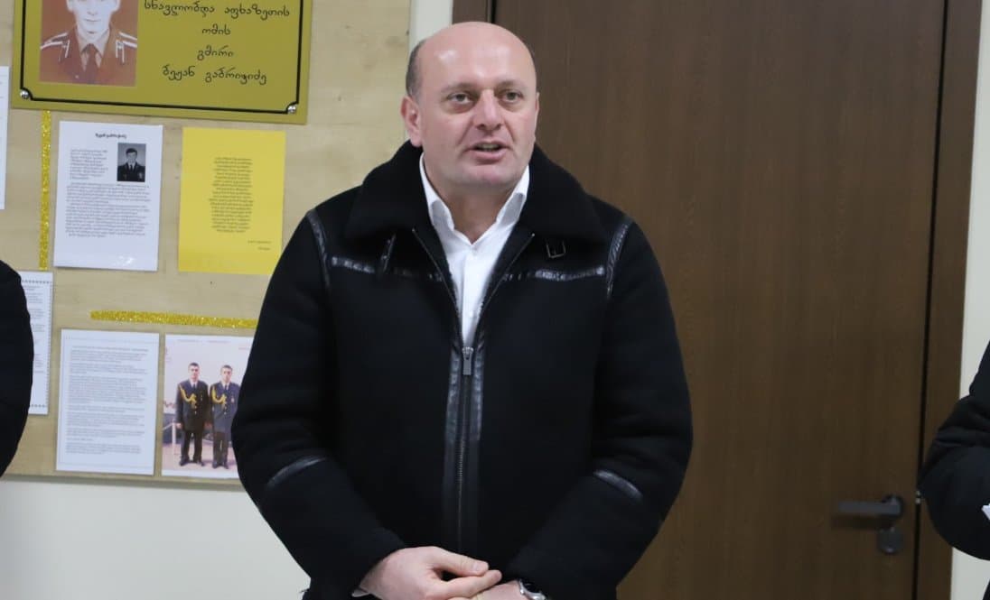 <p style="text-align: justify">თერჯოლაში "სოფლის მხარდაჭერის პროგრამის" ფარგლებში მოსახლეობასთან შეხვედრები გრძელდება.&nbsp;</p><p style="text-align: justify">10 თებერვალს, თერჯოლის მუნიციპალიტეტის მერმა მანუჩარ რობაქიძემ, საკრებულოს თავმჯდომარე სოსო ჩაფიჩაძეს და ადგილობრივი ხელისუფლების წარმომადგენლებთან ერთად შეხვედრა გამართა ბარდუბნის, ზედა სიმონეთის, ახალთერჯოლის, ეწრის და სიქთარვის ადმინისტრაციულ ერთეულში შემავალი სოფლების მოსახლეობასთან.&nbsp;</p><p style="text-align: justify">აღნიშნულ შეხვედრებზე ადგილობრივმა მოსახლეობამ ხელისუფლების წარმომადგენლებს დაუსახელა ის პრიორიტეტული პროექტები, რომელთა განხორციელება მოხდება "სოფლის მხარდაჭერის პროგრამის“ ფარგლებში გამოყოფილი 690 000 ლარით.&nbsp;</p><p style="text-align: justify">მოსახლეობის გადაწყვეტილებით, შეირჩა შემდეგი პრიორიტეტული პროექტები: საუბნო გზების, გარე განათების, სანიაღვრე სისტემის,მინი მოედნების მოწყობა-მოწესრიგება.</p><p style="text-align: justify">მუნიციპალიტეტში სოფლის კრებები და კონსულტაციები 13 თებერვალს &nbsp;დასრულდება.</p>