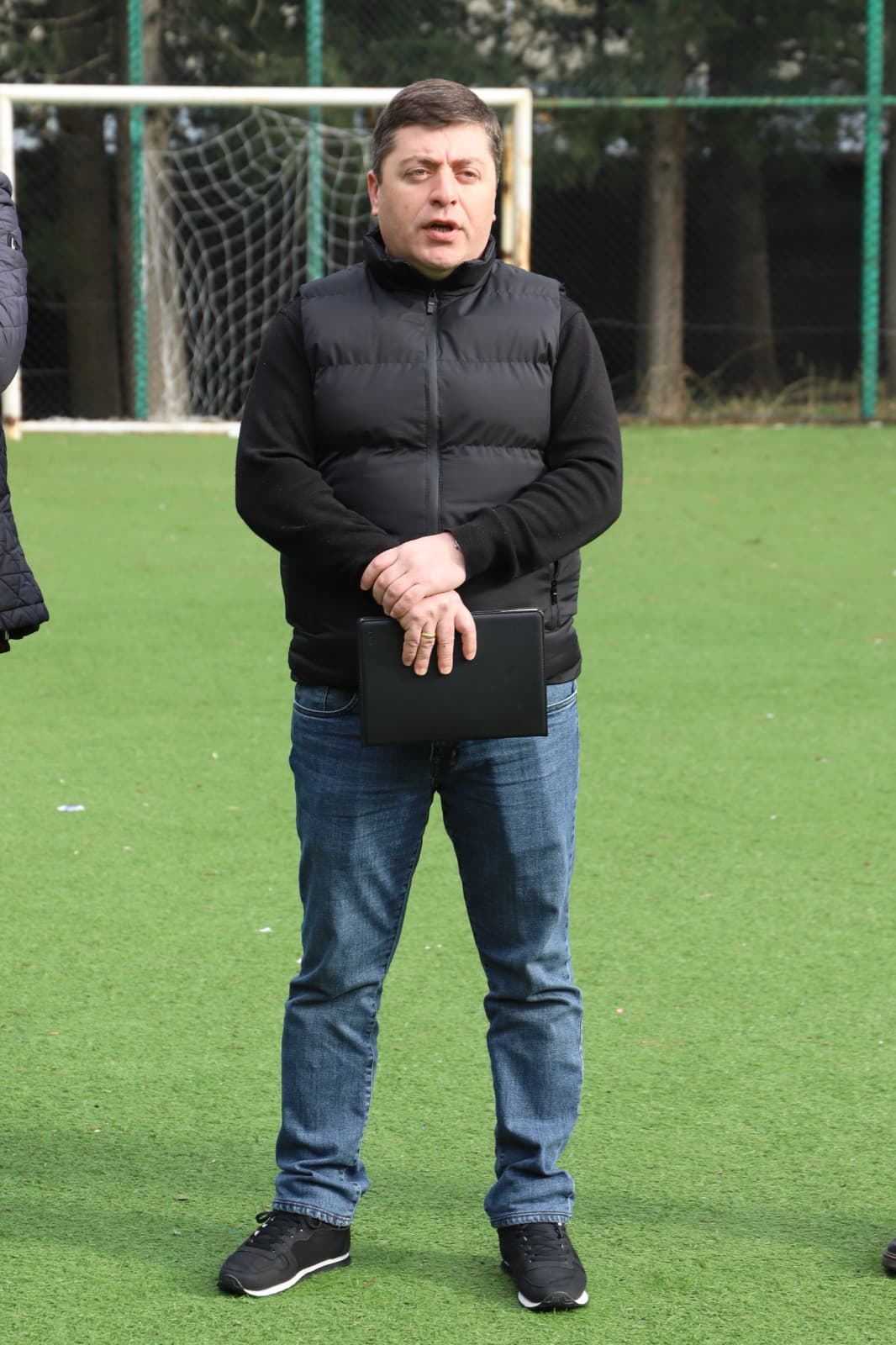 <p style="text-align: justify">სოფლის მხარდაჭერის პროგრამის ფარგლებში, დასაფინანსებელი პროექტების შერჩევის მიზნით, თერჯოლის მუნიციპალიტეტში მოსახლეობასთან შეხვედრები მიმდინარეობს.</p><p style="text-align: justify">თერჯოლის მუნიციპალიტეტის მერის მოადგილე ზვიად ბაზაძე, საკრებულოს თავმჯდომარის მოადგილე &nbsp;დავით გოგბერაშვილი, ადგილობრივი თვითმმართველობის წარმომადგენლებთან ერთად ღვანკითისა და ალისუბნის ადმინისტრაციული ერთეულების სოფლებში მოსახლეობას შეხვდნენ.</p><p style="text-align: justify">პრესსამსახურის ინფორმაციით, შეხვედრაზე განიხილეს ადგილზე არსებული გამოწვევები და საჭიროებები. მოსახლეობამ ხმათა უმრავლესობით მხარი შიდა სასოფლო გზების, გარე განათების, სანიაღვრე არხების მოწესრიგებას, მინი სტადიონის მოწყობასა და სკვერის შემოღობვას &nbsp;დაუჭირა.&nbsp;</p><p style="text-align: justify">თერჯოლის მუნიციპალიტეტისთვის, "სოფლის მხარდაჭერის პროგრამის“ ფარგლებში, ინფრასტრუქტურული პროექტების განსახორციელებლად გამოყოფილია 690 000 ლარი, რომელიც მოსახლეობის რაოდენობის შესაბამისად 45 სოფელზეა გადანაწილებული.</p>