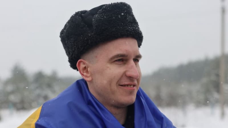 <p style="text-align: justify">უკრაინამ და რუსეთმა დიდი ხნის შემდეგ პირველად გაცვალეს ტყვეები. სამშობლოში 150 უკრაინელი ჯარისკაცი და 7 მშვიდობიანი მოქალაქე დაბრუნდა.</p><p style="text-align: justify">გათავისუფლებულებს შორის არიან დაჭრილი ჯარისკაცები.</p><p style="text-align: justify">ტყვეობიდან გათავისუფლდნენ უკრაინის შეიარაღებული ძალების სამხედრო მოსამსახურეები, მათ შორის საზღვაო ძალების, სახმელეთო ჯარების, საჰაერო-სადესანტო ჯარების, საჰაერო თავდასხმის სარდლობისა და საჰაერო ძალების წარმომადგენლები, ასევე უკრაინის ეროვნული გვარდიისა და სახელმწიფო სასაზღვრო სამსახურის წარმომადგენლები. ჯარისკაცებისა და სერჟანტების გარდა, ოფიცრებიც გაათავისუფლეს.</p><p style="text-align: justify">გათავისუფლებული სამხედრო მოსამსახურეები ქვეყანას ლუგანსკის, დონეცკის, ხარკოვის, ზაპოროჟიეს, ხერსონის, სუმის და კიევის მიმართულებებზე იცავდნენ.</p><p style="text-align: justify">დღეს გათავისუფლებული დამცველების ნახევარზე მეტი ტყვედ მარიუპოლის დაცვის დროს ჩავარდა.</p><p style="text-align: justify">გათავისუფლებული 139 უკრაინელი მოქალაქე 2022 წლიდან რუსეთის ტყვეობაში იმყოფებოდა.</p><p style="text-align: justify">დღევანდელი გაცვლის განსაკუთრებული მხარე არის ის, რომ მან უკანონოდ გასამართლებული უკრაინელები სამშობლოში დააბრუნა.</p><p style="text-align: justify">გათავისუფლებული ყველაზე ახალგაზრდა დამცველი 23 წლისაა. ის 19 წლის ასაკში მარიუპოლის დაცვის დროს ტყვედ ჩავარდა. რუსეთის სასამართლომ მას უკანონოდ "სამუდამოდ პატიმრობა" მიუსაჯა.</p><p style="text-align: justify">გათავისუფლებული ყველაზე ხანდაზმული დამცველი 63 წლისაა.</p><p style="text-align: justify">ბოლო ოთხი თვის განმავლობაში, ფაქტობრივად, ტყვეების გაცვლა არ მომხდარა, სულ მცირე, საჯაროდ. ზელენსკის თქმით, ეს რუსეთის მიერ პროცესის დაბლოკვით იყო გამოწვეული.</p>