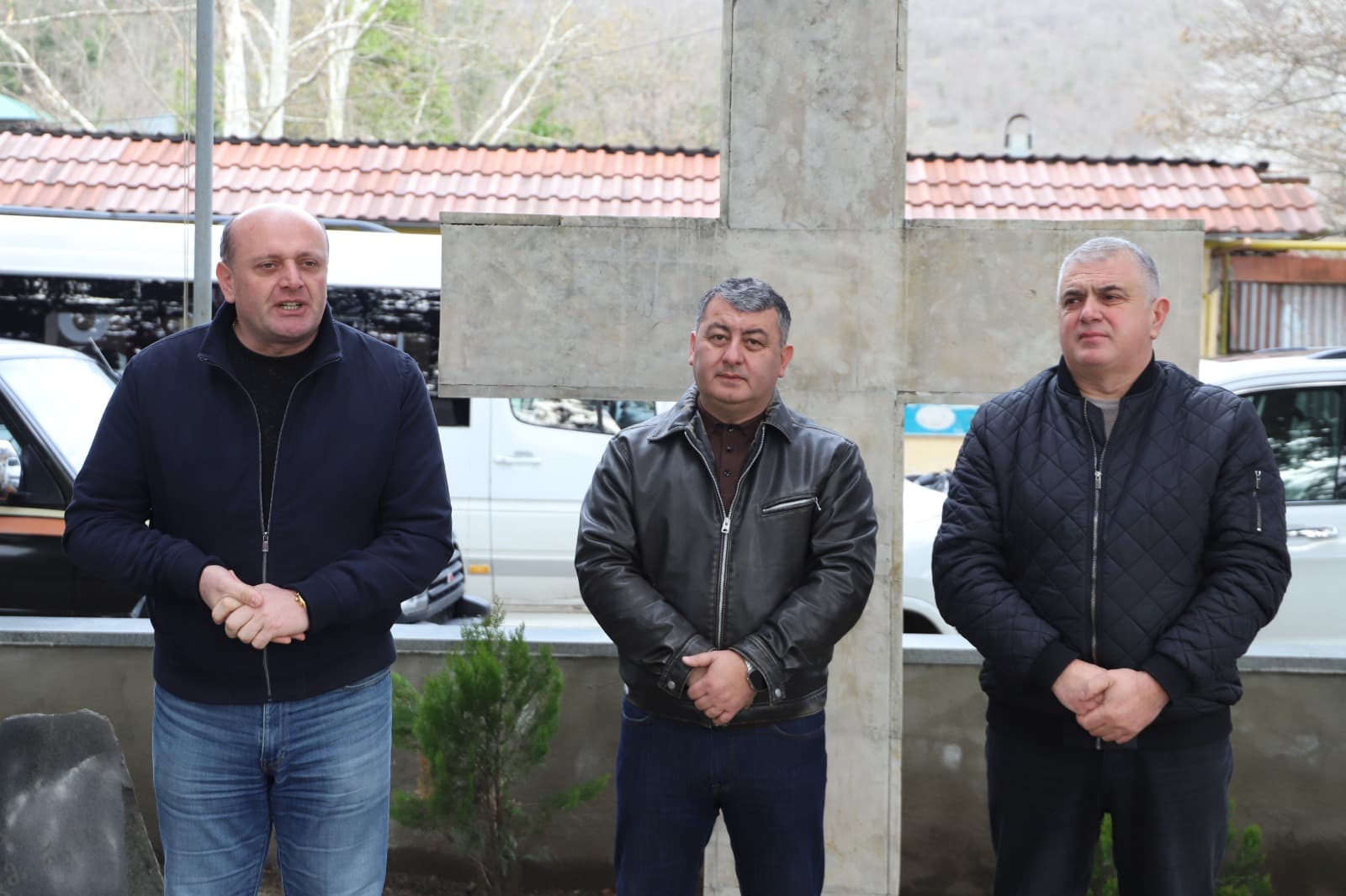 <p style="text-align: justify">თერჯოლის მუნიციპალიტეტში "სოფლის მხარდაჭერის პროგრამის" ფარგლებში მოსახლეობასთან შეხვედრები დასრულდა.&nbsp;</p><p style="text-align: justify">მუნიციპალიტეტის მერმა მანუჩარ რობაქიძემ, საკრებულოს თავმჯდომარემ სოსო ჩაფიჩაძემ სოფელ ძევრის, გოგნის და ჩხარის &nbsp;მოსახლეობასთან დასკვნითი კონსულტაციები გამართეს.</p><p style="text-align: justify">პრესსამსახურის ინფორმაციით, შეხვედრებზე რამდენიმე პრიორიტეტული მიმართულება დასახელდა,მათ შორის შიდა საუბნო გზების რეაბილიტაცია, სანიაღვრე არხების ,გარე განათებების, სველი წერტილების და &nbsp;სკვერის მოწესრიგება.&nbsp;</p><p style="text-align: justify">მოსახლეობასთან შეხვედრებს თერჯოლის მუნიციპალიტეტის მერისა და საკრებულოს თავმჯდომარის მოადგილეები, საკრებულოს მაჟორიტარი წევრები და ადგილობრივი თვითმმართველობის წარმომადგენლები ესწრებოდნენ.</p>