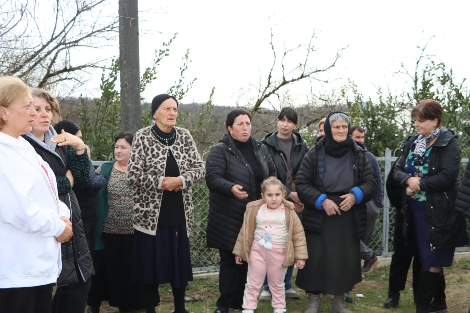 <p style="text-align: justify">წალენჯიხის მუნიციპალიტეტში "სოფლის მხარდაჭერის პროგრამით“ დასაფინანსებელი პროექტების შერჩევის მიზნით დასახლებების საერთო კრებები და მოსახლეობასთან კონსულტაციები გრძელდება.</p><p style="text-align: justify">შეხვედრები დღეს, 16 თებერვალს, სამესხიოს, ჯაღირასა და ობუჯის &nbsp;ტერიტორიაზე გაიმართა.</p><p style="text-align: justify">შეხვედრებს წალენჯიხის მუნიციპალიტეტის მერი გუბა საჯაია, მერის მოადგილეები - ბესიკ ფარცვანია, გიორგი კვარაცხელია, საკრებულოს თავმჯდომარე ცოტნე შონია, საკრებულოს თავმჯდომარის პირველი მოადგილე გივი კაჭარავა, საკრებულოს წევრები &nbsp;და სხვა შესაბამისი სამსახურების წარმომადგენლები ესწრებოდნენ.</p><p style="text-align: justify">2026 წელს, მუნიციპალიტეტში, "სოფლის მხარდაჭერის პროგრამის“ ფარგლებში, საქართველოს რეგიონებში განსახორციელებელი პროექტების ფონდიდან 644 &nbsp;000 ლარი დაიხარჯება.</p><p style="text-align: justify">მოსახლეობამ ხმათა უმრავლესობით შემდეგი სახის პრიორიტეტები დაასახელა: სოფელი &nbsp;სამესხიო: შიდა-საუბნო გზების მოხრეშვა-მოშანდაკება;</p><p style="text-align: justify">სოფელი ჯაღირა: შიდა-საუბნო გზაზე ბეტონის საფარის მოწყობა;</p><p style="text-align: justify">ობუჯი: სასაფლაოს ტერიტორიის შემოღობვა, სქურდილას უბანში გარე-განათებების მოწყობა.</p><p style="text-align: justify">შეხვედრაზე მუნიციპალიტეტის მერმა მოსახლეობის მიერ დასმულ შეკითხვებს უპასუხა და სამომავლო გეგმებზეც ისაუბრა.</p><p style="text-align: justify">საკონსულტაციო შეხვედრები 13 თებერვლიდან&nbsp;27 თებერვლის ჩათვლით მუნიციპალიტეტის ყველა ადმინისტრაციულ ერთეულში გაიმართება, შერჩეული პროექტები კი დასამტკიცებლად საკრებულოს წარედგინება.</p>