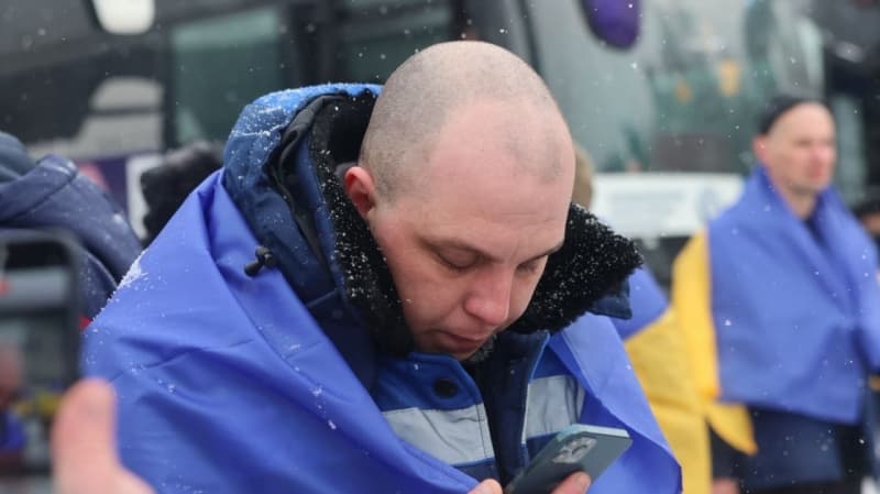 <p style="text-align: justify">უკრაინამ და რუსეთმა დიდი ხნის შემდეგ პირველად გაცვალეს ტყვეები. სამშობლოში 150 უკრაინელი ჯარისკაცი და 7 მშვიდობიანი მოქალაქე დაბრუნდა.</p><p style="text-align: justify">გათავისუფლებულებს შორის არიან დაჭრილი ჯარისკაცები.</p><p style="text-align: justify">ტყვეობიდან გათავისუფლდნენ უკრაინის შეიარაღებული ძალების სამხედრო მოსამსახურეები, მათ შორის საზღვაო ძალების, სახმელეთო ჯარების, საჰაერო-სადესანტო ჯარების, საჰაერო თავდასხმის სარდლობისა და საჰაერო ძალების წარმომადგენლები, ასევე უკრაინის ეროვნული გვარდიისა და სახელმწიფო სასაზღვრო სამსახურის წარმომადგენლები. ჯარისკაცებისა და სერჟანტების გარდა, ოფიცრებიც გაათავისუფლეს.</p><p style="text-align: justify">გათავისუფლებული სამხედრო მოსამსახურეები ქვეყანას ლუგანსკის, დონეცკის, ხარკოვის, ზაპოროჟიეს, ხერსონის, სუმის და კიევის მიმართულებებზე იცავდნენ.</p><p style="text-align: justify">დღეს გათავისუფლებული დამცველების ნახევარზე მეტი ტყვედ მარიუპოლის დაცვის დროს ჩავარდა.</p><p style="text-align: justify">გათავისუფლებული 139 უკრაინელი მოქალაქე 2022 წლიდან რუსეთის ტყვეობაში იმყოფებოდა.</p><p style="text-align: justify">დღევანდელი გაცვლის განსაკუთრებული მხარე არის ის, რომ მან უკანონოდ გასამართლებული უკრაინელები სამშობლოში დააბრუნა.</p><p style="text-align: justify">გათავისუფლებული ყველაზე ახალგაზრდა დამცველი 23 წლისაა. ის 19 წლის ასაკში მარიუპოლის დაცვის დროს ტყვედ ჩავარდა. რუსეთის სასამართლომ მას უკანონოდ "სამუდამოდ პატიმრობა" მიუსაჯა.</p><p style="text-align: justify">გათავისუფლებული ყველაზე ხანდაზმული დამცველი 63 წლისაა.</p><p style="text-align: justify">ბოლო ოთხი თვის განმავლობაში, ფაქტობრივად, ტყვეების გაცვლა არ მომხდარა, სულ მცირე, საჯაროდ. ზელენსკის თქმით, ეს რუსეთის მიერ პროცესის დაბლოკვით იყო გამოწვეული.</p>