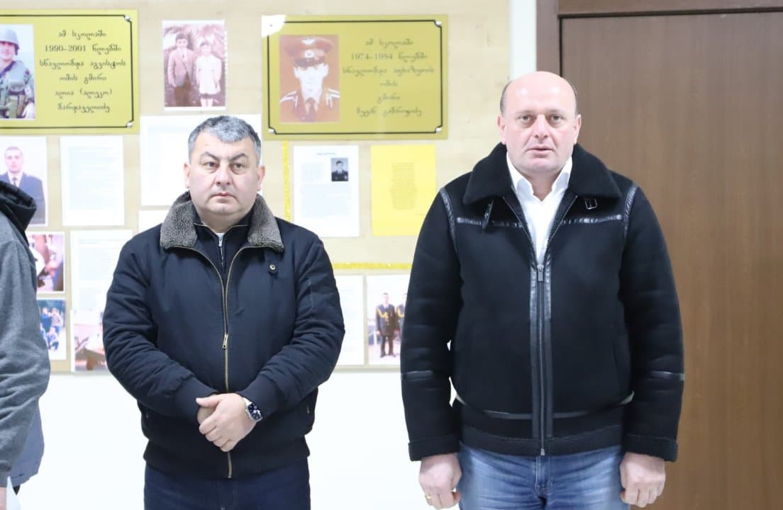 <p style="text-align: justify">თერჯოლაში "სოფლის მხარდაჭერის პროგრამის" ფარგლებში მოსახლეობასთან შეხვედრები გრძელდება.&nbsp;</p><p style="text-align: justify">10 თებერვალს, თერჯოლის მუნიციპალიტეტის მერმა მანუჩარ რობაქიძემ, საკრებულოს თავმჯდომარე სოსო ჩაფიჩაძეს და ადგილობრივი ხელისუფლების წარმომადგენლებთან ერთად შეხვედრა გამართა ბარდუბნის, ზედა სიმონეთის, ახალთერჯოლის, ეწრის და სიქთარვის ადმინისტრაციულ ერთეულში შემავალი სოფლების მოსახლეობასთან.&nbsp;</p><p style="text-align: justify">აღნიშნულ შეხვედრებზე ადგილობრივმა მოსახლეობამ ხელისუფლების წარმომადგენლებს დაუსახელა ის პრიორიტეტული პროექტები, რომელთა განხორციელება მოხდება "სოფლის მხარდაჭერის პროგრამის“ ფარგლებში გამოყოფილი 690 000 ლარით.&nbsp;</p><p style="text-align: justify">მოსახლეობის გადაწყვეტილებით, შეირჩა შემდეგი პრიორიტეტული პროექტები: საუბნო გზების, გარე განათების, სანიაღვრე სისტემის,მინი მოედნების მოწყობა-მოწესრიგება.</p><p style="text-align: justify">მუნიციპალიტეტში სოფლის კრებები და კონსულტაციები 13 თებერვალს &nbsp;დასრულდება.</p>