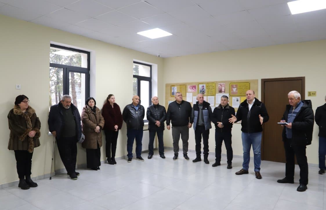 <p style="text-align: justify">თერჯოლაში "სოფლის მხარდაჭერის პროგრამის" ფარგლებში მოსახლეობასთან შეხვედრები გრძელდება.&nbsp;</p><p style="text-align: justify">10 თებერვალს, თერჯოლის მუნიციპალიტეტის მერმა მანუჩარ რობაქიძემ, საკრებულოს თავმჯდომარე სოსო ჩაფიჩაძეს და ადგილობრივი ხელისუფლების წარმომადგენლებთან ერთად შეხვედრა გამართა ბარდუბნის, ზედა სიმონეთის, ახალთერჯოლის, ეწრის და სიქთარვის ადმინისტრაციულ ერთეულში შემავალი სოფლების მოსახლეობასთან.&nbsp;</p><p style="text-align: justify">აღნიშნულ შეხვედრებზე ადგილობრივმა მოსახლეობამ ხელისუფლების წარმომადგენლებს დაუსახელა ის პრიორიტეტული პროექტები, რომელთა განხორციელება მოხდება "სოფლის მხარდაჭერის პროგრამის“ ფარგლებში გამოყოფილი 690 000 ლარით.&nbsp;</p><p style="text-align: justify">მოსახლეობის გადაწყვეტილებით, შეირჩა შემდეგი პრიორიტეტული პროექტები: საუბნო გზების, გარე განათების, სანიაღვრე სისტემის,მინი მოედნების მოწყობა-მოწესრიგება.</p><p style="text-align: justify">მუნიციპალიტეტში სოფლის კრებები და კონსულტაციები 13 თებერვალს &nbsp;დასრულდება.</p>