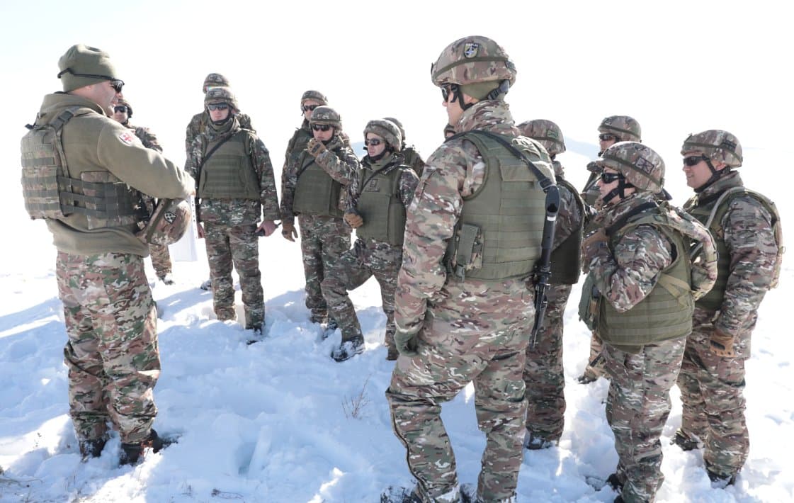 <p style="text-align: justify">სამხედრო მომზადების პრაქტიკული კომპონენტის ფარგლებში, დავით აღმაშენებლის სახელობის საქართველოს ეროვნული თავდაცვის აკადემიის საკანდიდატო კურსის მსმენელებმა და ბაკალავრიატის სასწავლო ბატალიონის მეოთხე კურსის იუნკერებმა ზამთრის ტაქტიკური სწავლება რთულ მეტეოროლოგიურ პირობებში სამცხე-ჯავახეთში, ახალქალაქის მიმდებარე ტერიტორიაზე გაიარეს.</p><p style="text-align: justify">სწავლება მოიცავდა ქვეითი ათეულის/ოცეულის ზომის ქვედანაყოფების ტაქტიკურ მოქმედებებს ზამთრის მკაცრ კლიმატურ პირობებში. მონაწილეებმა მაღალმთიან, რთული რელიეფის პირობებში შეისწავლეს თვითგადარჩენის პრაქტიკული ხერხები, თოვლის საფარით თავშესაფრების მოწყობა და გადაადგილების ტექნიკა, ასევე დახვეწეს ცეცხლსასროლი იარაღიდან სროლის უნარები მაღალმთიან რელიეფზე.</p><p style="text-align: justify">"ზამთრის საველე სწავლებები მნიშვნელოვანია მომავალი მეთაურების პროფესიული მომზადებისთვის, რათა მათ ეფექტურად დაგეგმონ და განახორციელონ საბრძოლო ამოცანები მაღალმთიან ზონაში, ექსტრემალურ კლიმატურ პირობებში", - აცხადებენ თავდაცვის აკადემიაში.</p>