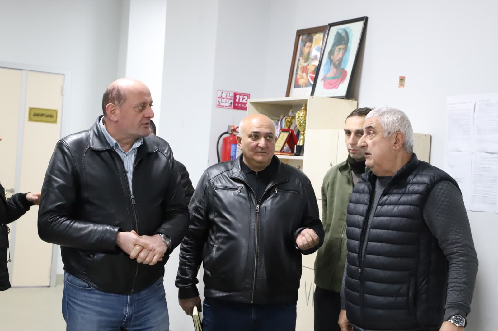 <p style="text-align: justify">თერჯოლაში "სოფლის მხარდაჭერის პროგრამის" ფარგლებში მოსახლეობასთან შეხვედრები დაიწყო.&nbsp;</p><p style="text-align: justify">9 თებერვალს, თერჯოლის მუნიციპალიტეტის მერმა მანუჩარ რობაქიძემ, საკრებულოს თავმჯდომარე სოსო ჩაფიჩაძეს და ადგილობრივი ხელისუფლების წარმომადგენლებთან ერთად შეხვედრა გამართეს გოდოგნის, კვახჭირის, ჭოგნარის, ქვ. სიმონეთის და ნახშირღლეს ადმინისტრაციულ ერთეულში შემავალი სოფლების მოსახლეობასთან.&nbsp;</p><p style="text-align: justify">აღნიშნულ შეხვედრებზე ადგილობრივმა მოსახლეობამ ხელისუფლების წარმომადგენლებს დაუსახელა ის პრიორიტეტული პროექტები, რომელთა განხორციელება მოხდება „სოფლის მხარდაჭერის პროგრამის" ფარგლებში გამოყოფილი 690 000 ლარით.</p>