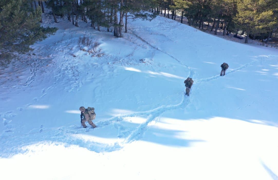 <p style="text-align: justify">სამხედრო მომზადების პრაქტიკული კომპონენტის ფარგლებში, დავით აღმაშენებლის სახელობის საქართველოს ეროვნული თავდაცვის აკადემიის საკანდიდატო კურსის მსმენელებმა და ბაკალავრიატის სასწავლო ბატალიონის მეოთხე კურსის იუნკერებმა ზამთრის ტაქტიკური სწავლება რთულ მეტეოროლოგიურ პირობებში სამცხე-ჯავახეთში, ახალქალაქის მიმდებარე ტერიტორიაზე გაიარეს.</p><p style="text-align: justify">სწავლება მოიცავდა ქვეითი ათეულის/ოცეულის ზომის ქვედანაყოფების ტაქტიკურ მოქმედებებს ზამთრის მკაცრ კლიმატურ პირობებში. მონაწილეებმა მაღალმთიან, რთული რელიეფის პირობებში შეისწავლეს თვითგადარჩენის პრაქტიკული ხერხები, თოვლის საფარით თავშესაფრების მოწყობა და გადაადგილების ტექნიკა, ასევე დახვეწეს ცეცხლსასროლი იარაღიდან სროლის უნარები მაღალმთიან რელიეფზე.</p><p style="text-align: justify">"ზამთრის საველე სწავლებები მნიშვნელოვანია მომავალი მეთაურების პროფესიული მომზადებისთვის, რათა მათ ეფექტურად დაგეგმონ და განახორციელონ საბრძოლო ამოცანები მაღალმთიან ზონაში, ექსტრემალურ კლიმატურ პირობებში", - აცხადებენ თავდაცვის აკადემიაში.</p>