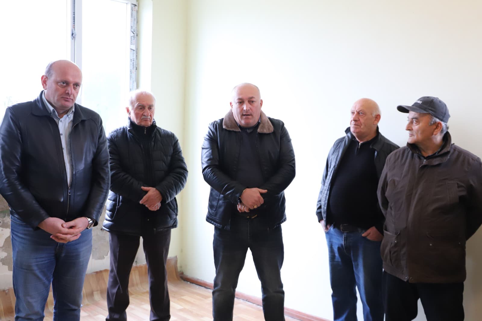 <p style="text-align: justify">თერჯოლაში "სოფლის მხარდაჭერის პროგრამის" ფარგლებში მოსახლეობასთან შეხვედრები დაიწყო.&nbsp;</p><p style="text-align: justify">9 თებერვალს, თერჯოლის მუნიციპალიტეტის მერმა მანუჩარ რობაქიძემ, საკრებულოს თავმჯდომარე სოსო ჩაფიჩაძეს და ადგილობრივი ხელისუფლების წარმომადგენლებთან ერთად შეხვედრა გამართეს გოდოგნის, კვახჭირის, ჭოგნარის, ქვ. სიმონეთის და ნახშირღლეს ადმინისტრაციულ ერთეულში შემავალი სოფლების მოსახლეობასთან.&nbsp;</p><p style="text-align: justify">აღნიშნულ შეხვედრებზე ადგილობრივმა მოსახლეობამ ხელისუფლების წარმომადგენლებს დაუსახელა ის პრიორიტეტული პროექტები, რომელთა განხორციელება მოხდება „სოფლის მხარდაჭერის პროგრამის" ფარგლებში გამოყოფილი 690 000 ლარით.</p>