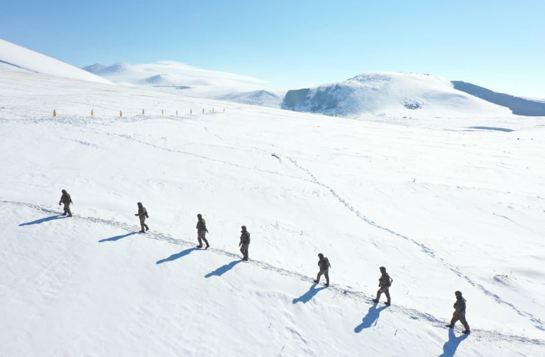 <p style="text-align: justify">სამხედრო მომზადების პრაქტიკული კომპონენტის ფარგლებში, დავით აღმაშენებლის სახელობის საქართველოს ეროვნული თავდაცვის აკადემიის საკანდიდატო კურსის მსმენელებმა და ბაკალავრიატის სასწავლო ბატალიონის მეოთხე კურსის იუნკერებმა ზამთრის ტაქტიკური სწავლება რთულ მეტეოროლოგიურ პირობებში სამცხე-ჯავახეთში, ახალქალაქის მიმდებარე ტერიტორიაზე გაიარეს.</p><p style="text-align: justify">სწავლება მოიცავდა ქვეითი ათეულის/ოცეულის ზომის ქვედანაყოფების ტაქტიკურ მოქმედებებს ზამთრის მკაცრ კლიმატურ პირობებში. მონაწილეებმა მაღალმთიან, რთული რელიეფის პირობებში შეისწავლეს თვითგადარჩენის პრაქტიკული ხერხები, თოვლის საფარით თავშესაფრების მოწყობა და გადაადგილების ტექნიკა, ასევე დახვეწეს ცეცხლსასროლი იარაღიდან სროლის უნარები მაღალმთიან რელიეფზე.</p><p style="text-align: justify">"ზამთრის საველე სწავლებები მნიშვნელოვანია მომავალი მეთაურების პროფესიული მომზადებისთვის, რათა მათ ეფექტურად დაგეგმონ და განახორციელონ საბრძოლო ამოცანები მაღალმთიან ზონაში, ექსტრემალურ კლიმატურ პირობებში", - აცხადებენ თავდაცვის აკადემიაში.</p>