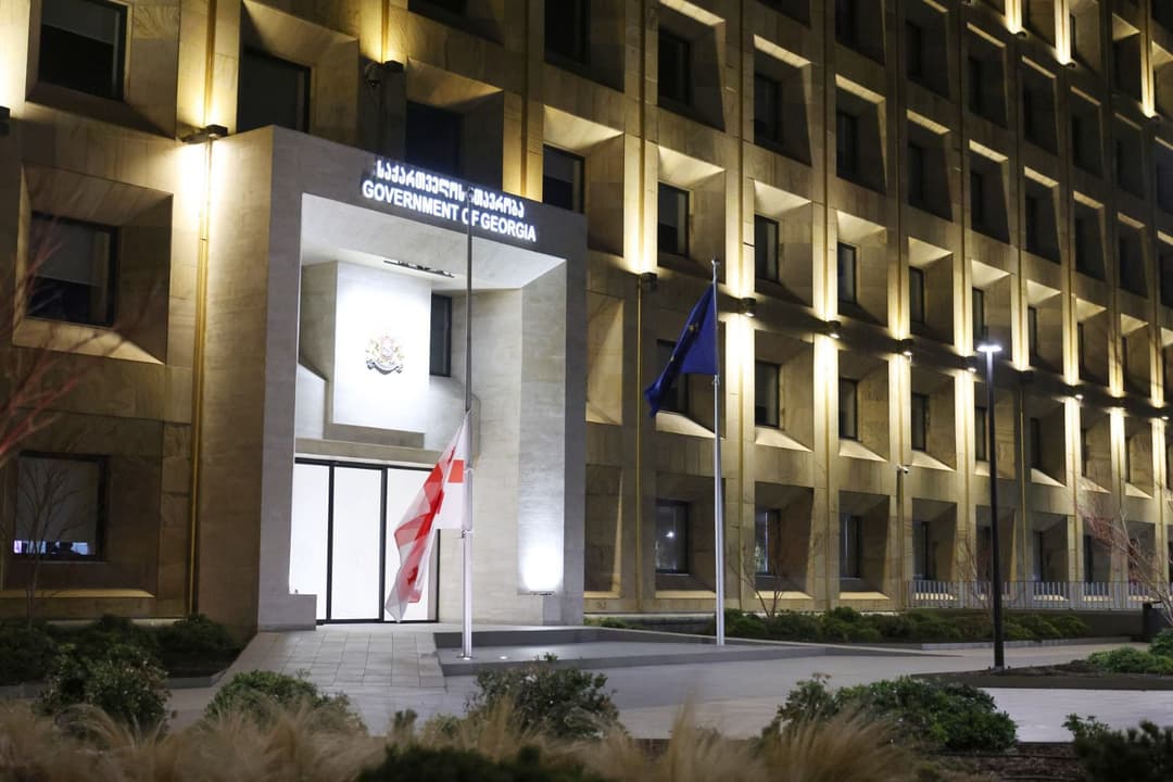 საბჭოთა ოკუპაციის დღესთან დაკავშირებით, მთავრობის ადმინისტრაციის შენობაზე სახელმწიფო დროშა დაეშვა