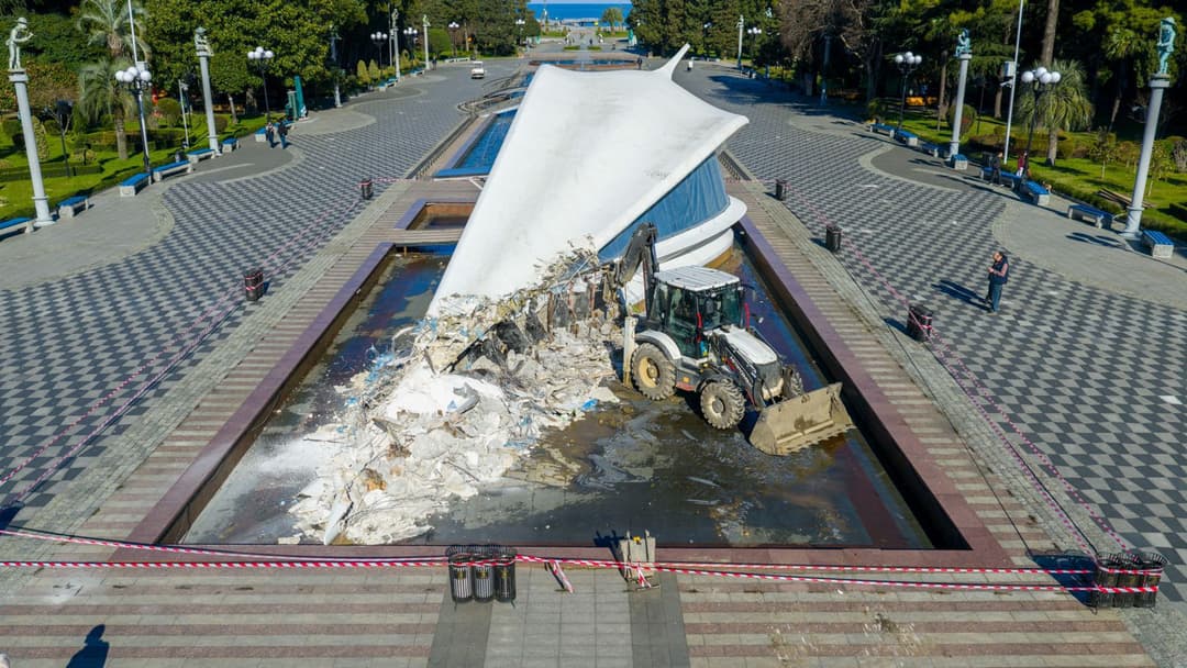 ბათუმის მერია - ბათუმის ბულვარში ქორწინების სახლის დემონტაჟი დაიწყო