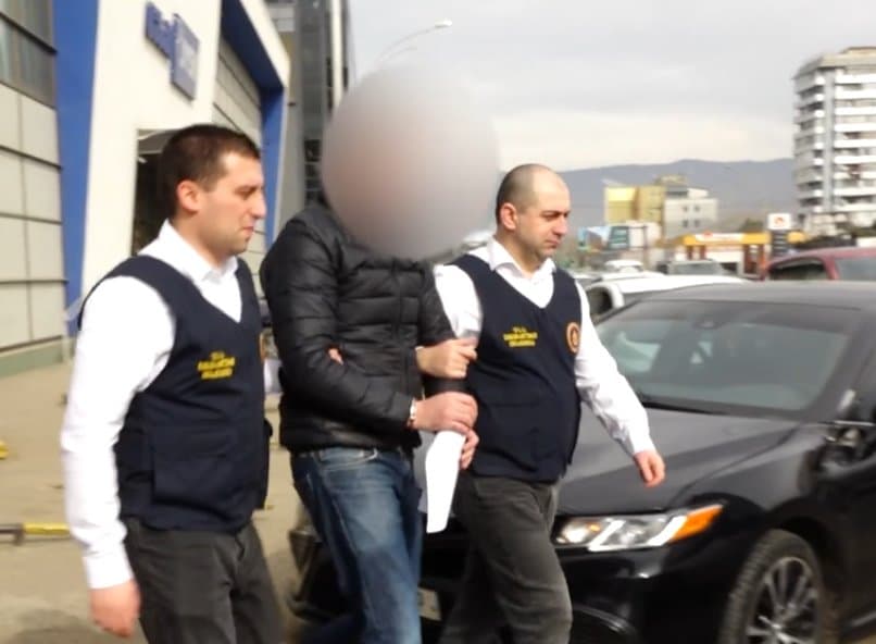 თაღლითობის ბრალდებით თბილისის პოლიციის დეპარტამენტის თანამშრომელი დააკავეს